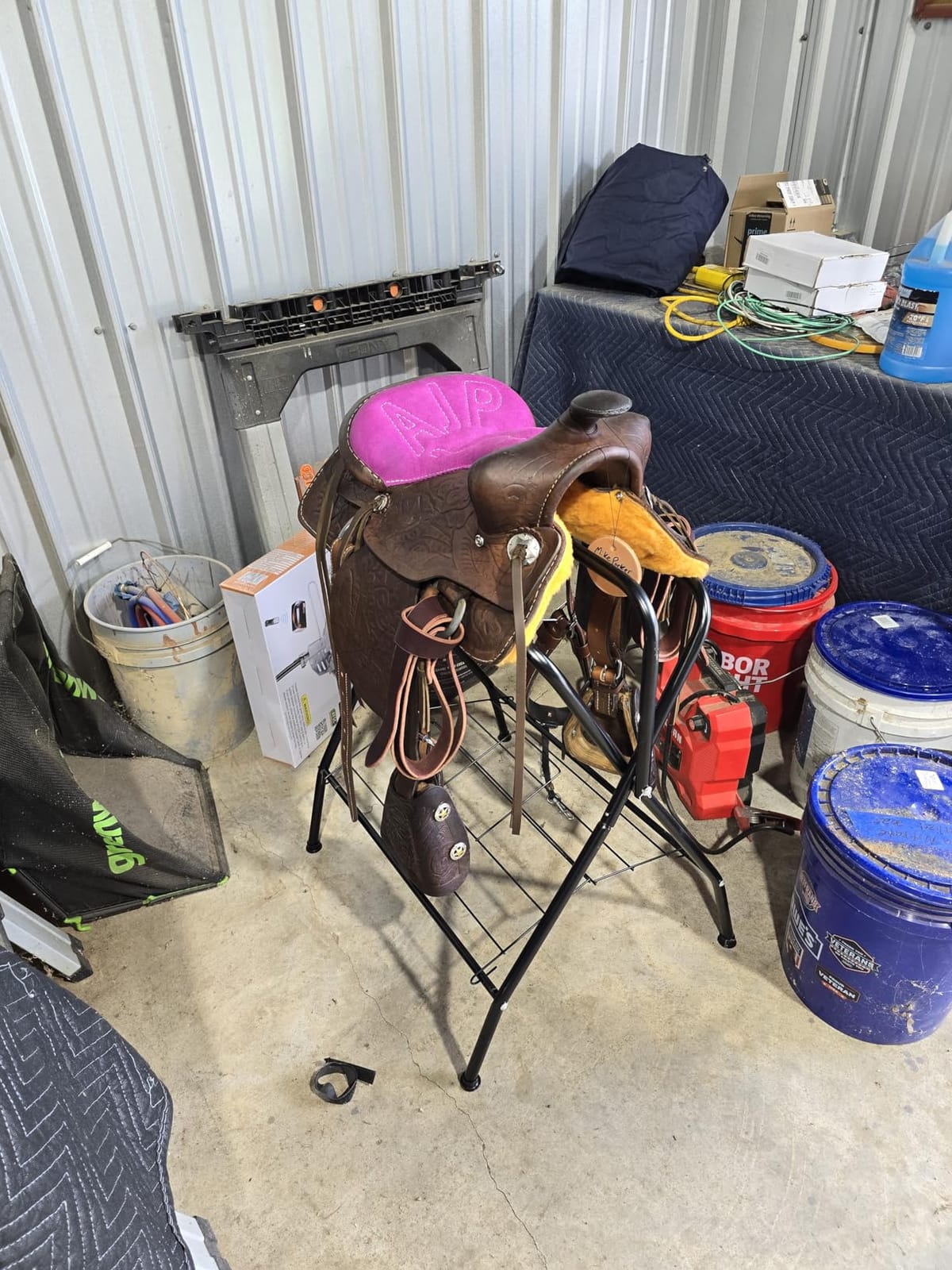 VEVOR Folding Saddle Rack, Freestanding Horse Saddle Stand, Portable Horse Blanket Holder, Heavy Duty Steel Saddle Rack for English & Western Saddles, Tack Storage, 28 x 19 x 37.5 in, Black customer photo 2