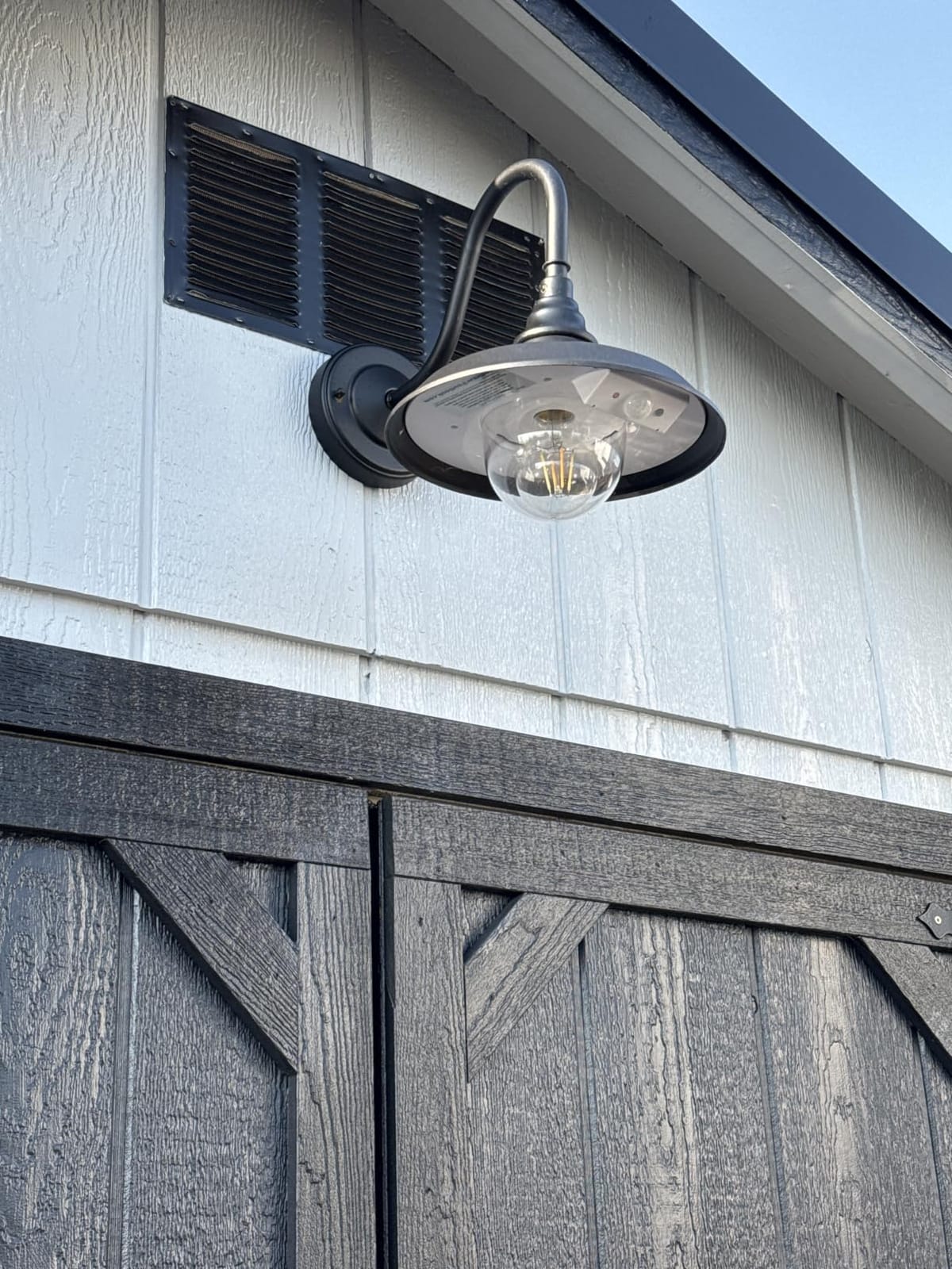 SIEDiNLAR Solar Barn Light Outdoor Aluminum 3 Modes Remote, 1 Pack Black | Gooseneck Wall Light Vintage Farmhouse Waterproof with Motion Sensor for Barn Garage Shed Chicken Coop Porch Entryway customer photo 1