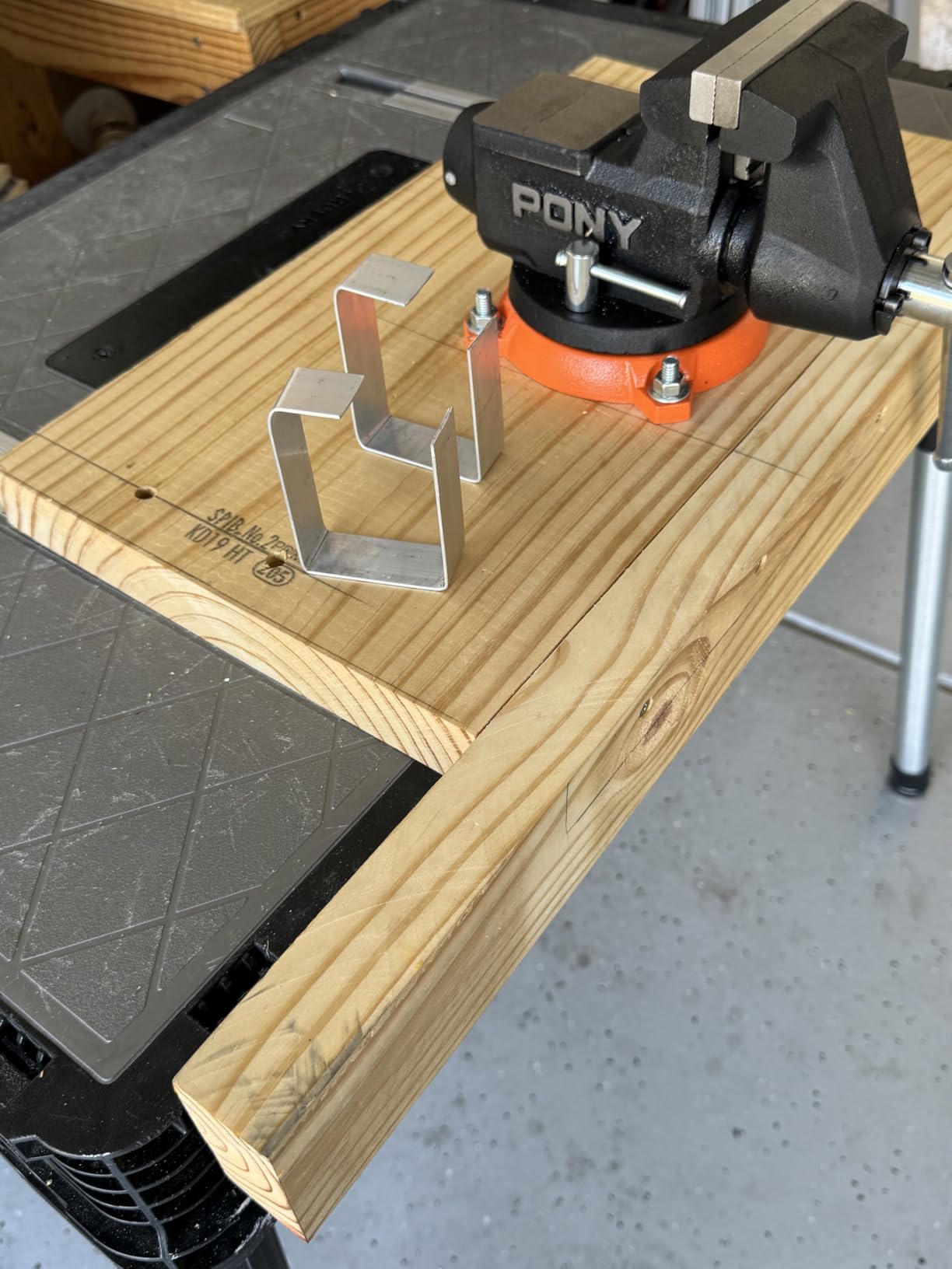 PONY 4 Inch Heavy Duty Bench Vise 4400LBS Clamping Force, Pro Workshop Workbench Vise with 360-Degree Rotatable Base and Anvil, 4-Inch Jaw Opening and Width for Woodworking, Drilling, Pipe Cutting customer photo 1