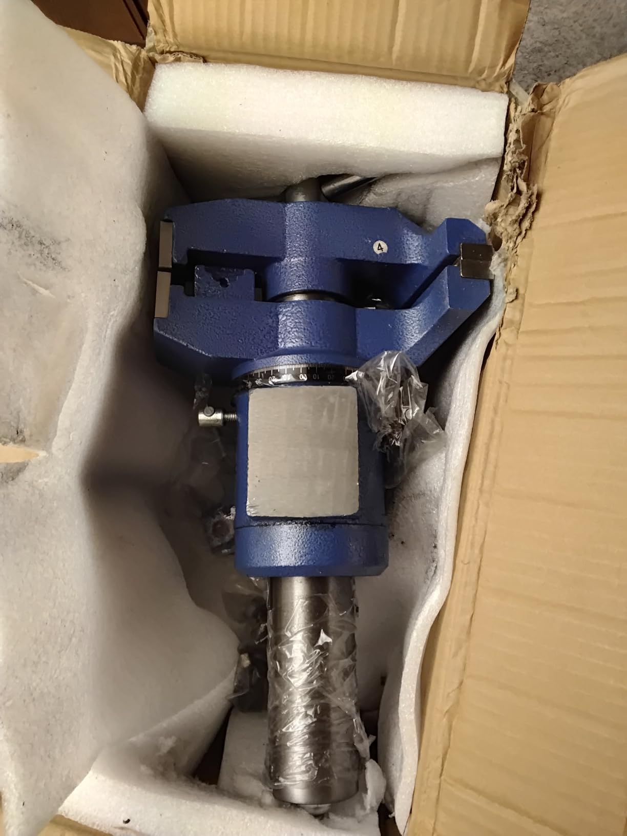 VEVOR Heavy Duty Bench Vise, 6.5 Inch Jaw Width, 5 Inch Max Opening, Multi-Purpose Ductile Iron, Anvil, 360° Swivel Base, 5620 Lbs Clamp Force customer photo 1