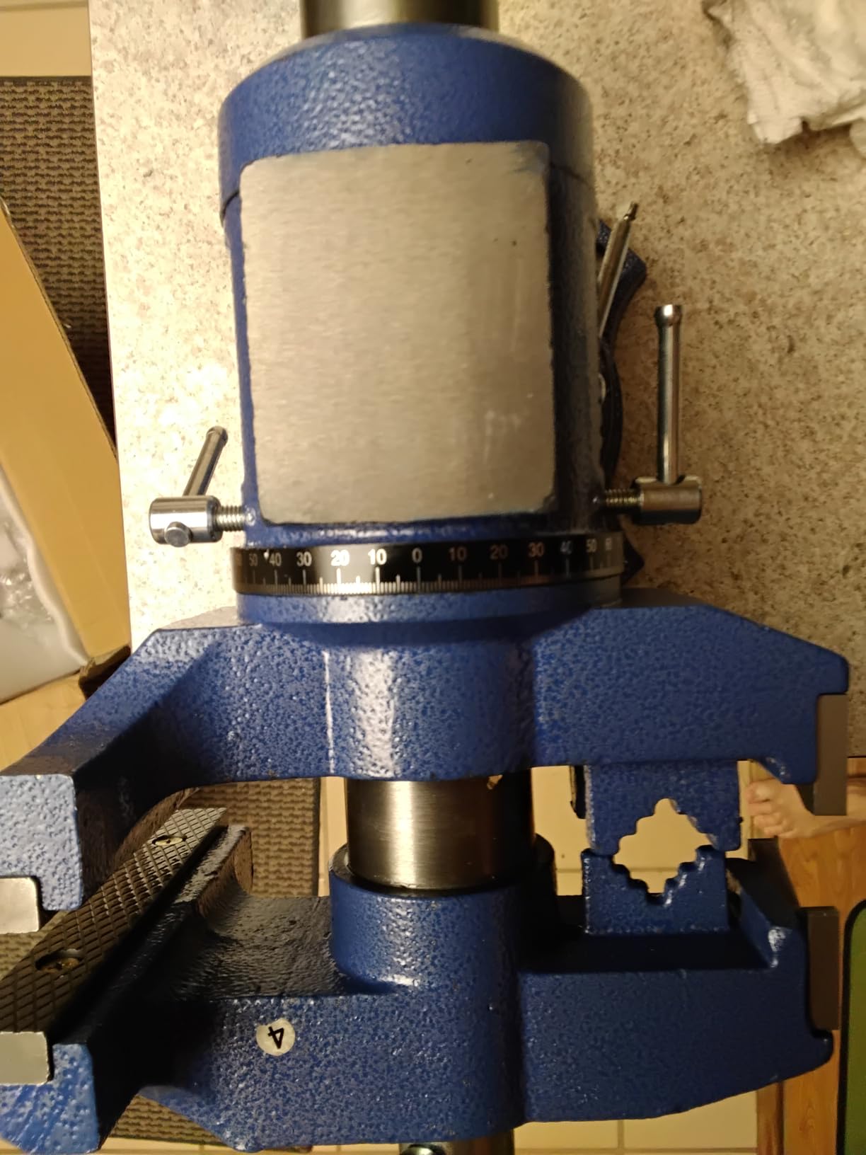 VEVOR Heavy Duty Bench Vise, 6.5 Inch Jaw Width, 5 Inch Max Opening, Multi-Purpose Ductile Iron, Anvil, 360° Swivel Base, 5620 Lbs Clamp Force customer photo 2