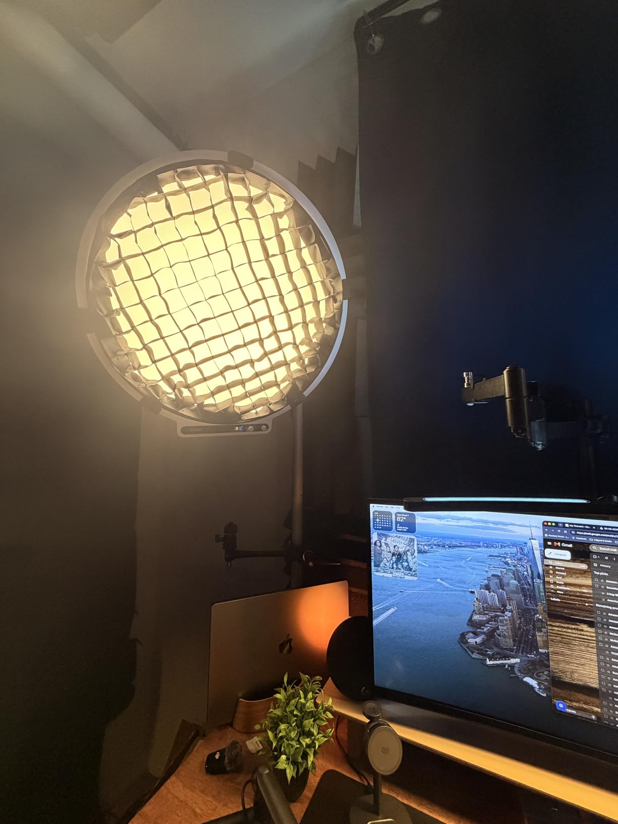 amaran Verge Max LED Video Light, 60W Bi-Color Panel Light White | 22in Circular Edge-lit Panel Light, APP Control Desk Clamp Stand Dimmable Desk Light Home Office Gaming Podcast Live Streaming customer photo 1