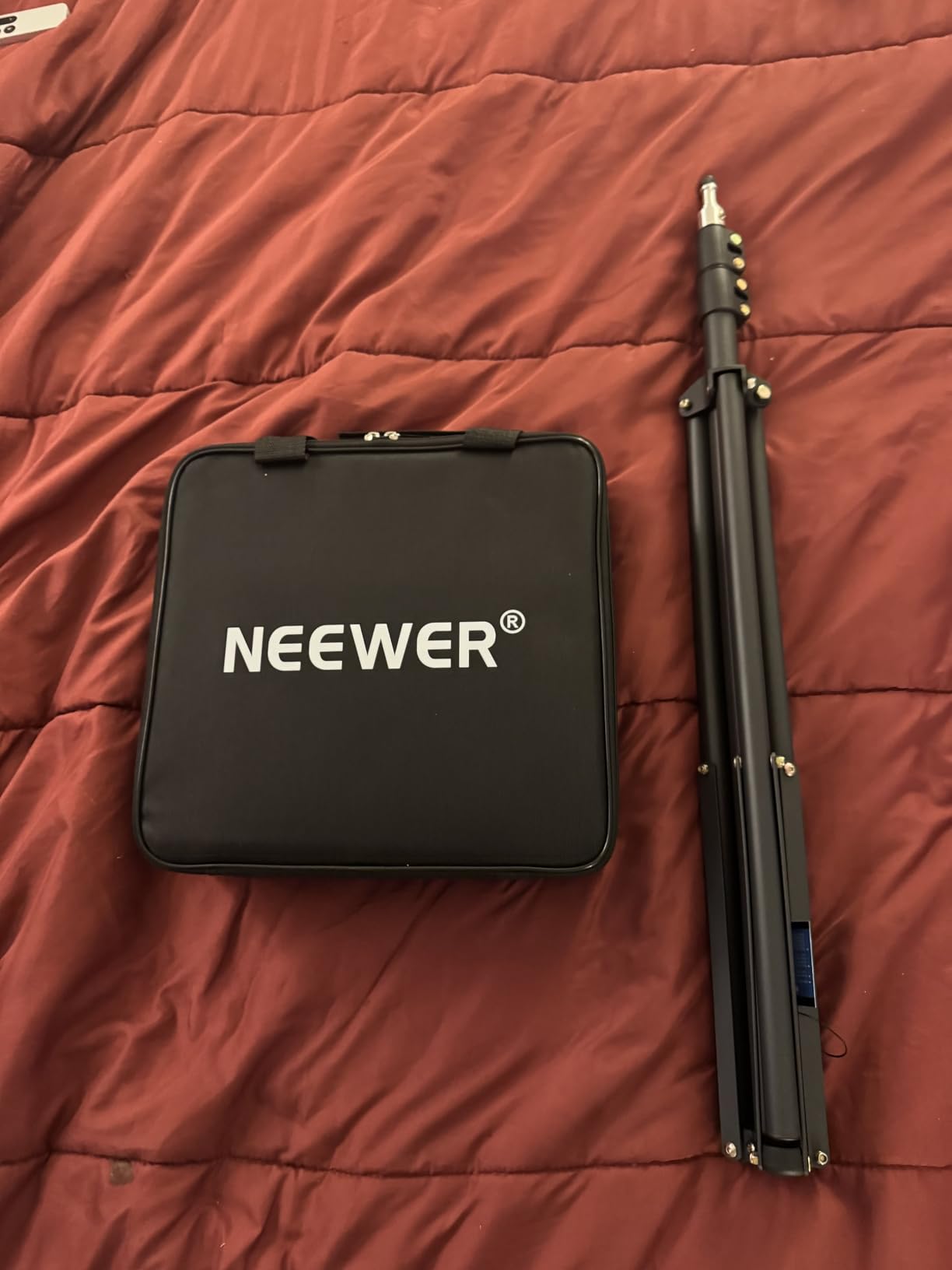 NEEWER Bi Color LED Studio Light with Tripod Stand Barndoors, Video Panel Key Lighting for Video Recording Streaming Photoshoot Photography, 660 LEDs 3200K-5600K 3300lx/1m Dimmable CRI96+, NL660 customer photo 2