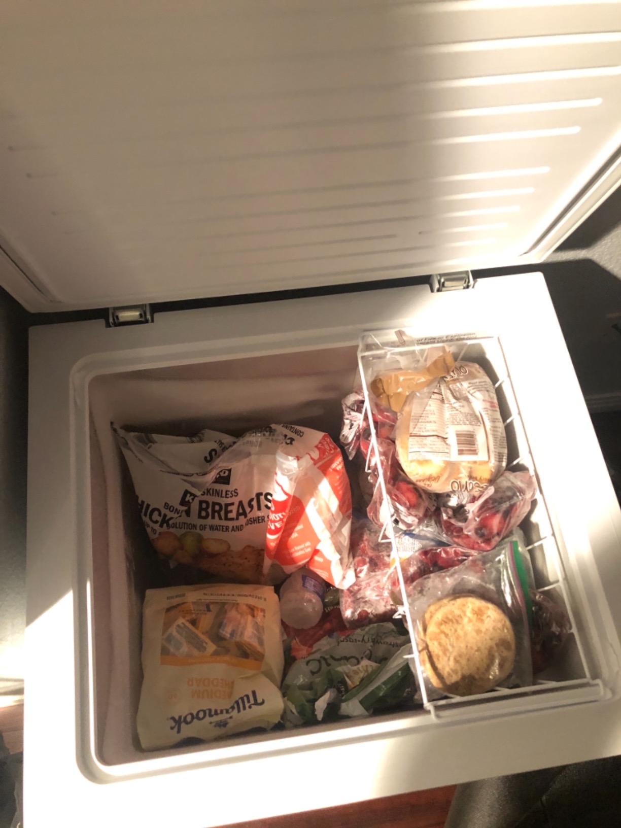 Smad Chest Freezer 18 Cu. Ft. Deep Freezer with Removable Basket, Energy-Saving, Garage Ready, Commercial Freezers 7 Adjustable Temperature, 4 Wheels, Low Noise, for Meat, Families, Outdoor, White customer photo 2