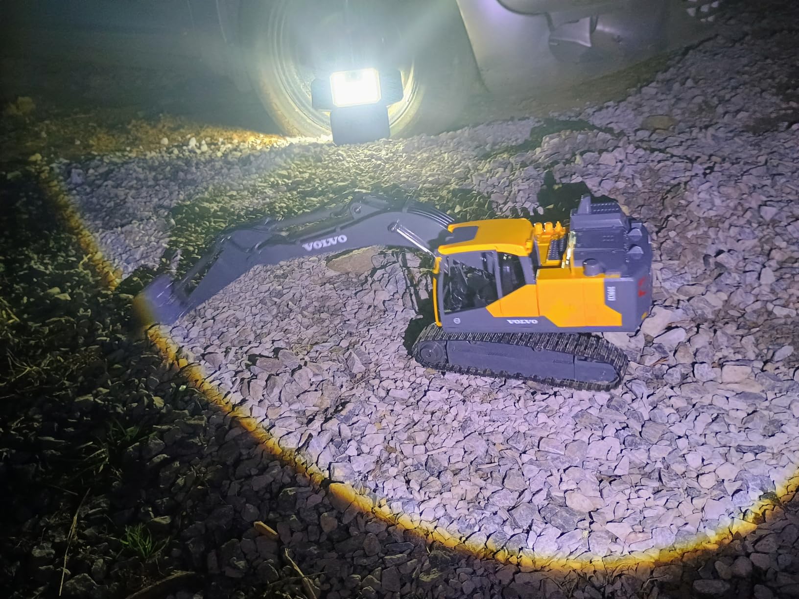 DOUBLE E Volvo 1:16 Scale RC Excavator 3-in-1 Construction Toys with 360° Rotation, Metal Shovel, Drill & Grabber - Professional Grade Remote Control Engineering Vehicle customer photo 2