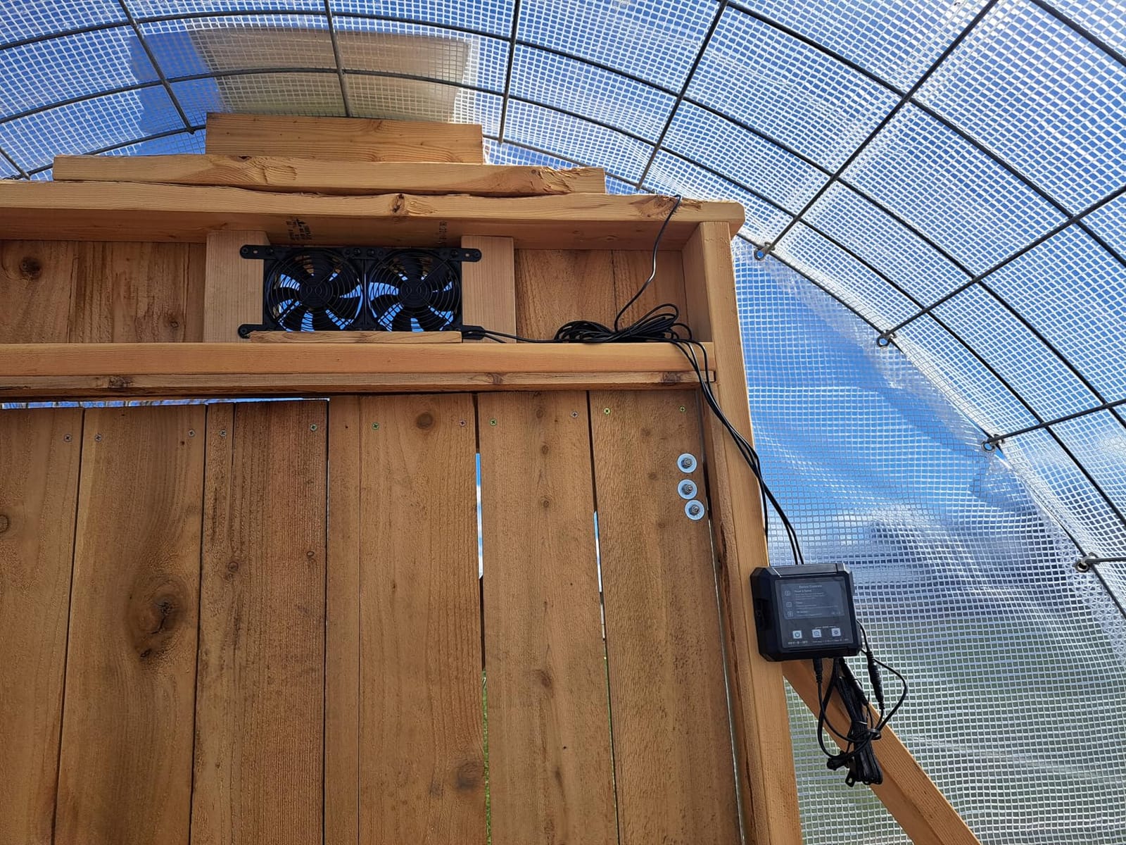Solar-Powered Chicken Coop Exhaust Fan with Battery & Smart Sensing - 25W Solar Panel, 2 * 4.7