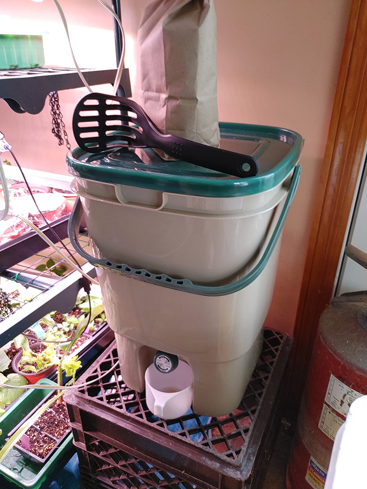 Bokashi Composting Kit, 5-Gallon Indoor Kitchen Composter - Gray, with 2.2 lb Premium Bokashi Bran, Odor-Reducing Food Waste Recycling System, US Patented (Black) customer photo 2