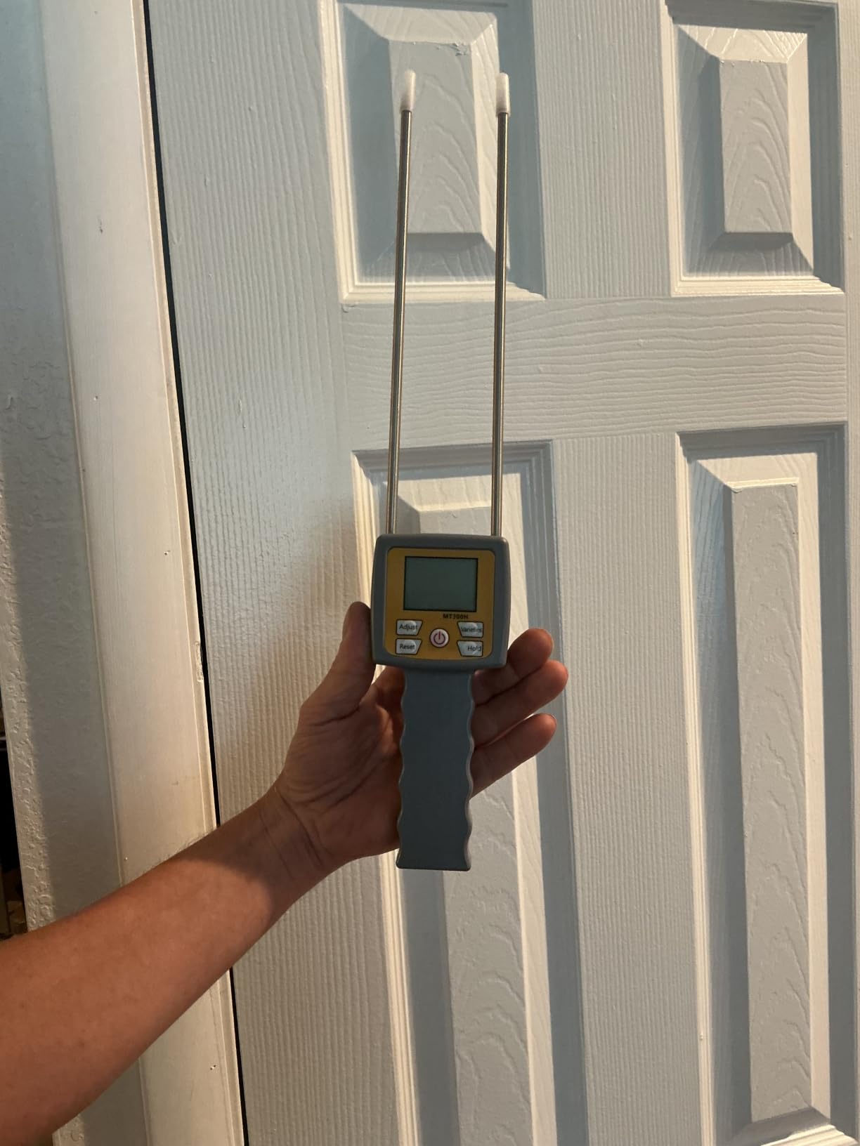 Hay Bale Moisture Tester, Hay Moisture Meter with Long Probe, Portable Bale Moisture Meter for Hay Bales, Forage Grass, Alfalfa, Orchard Grass and Other Hays | Portable Digital Probe with Backlit LCD, 0-84% Moisture Range for Hay Bales customer photo 1