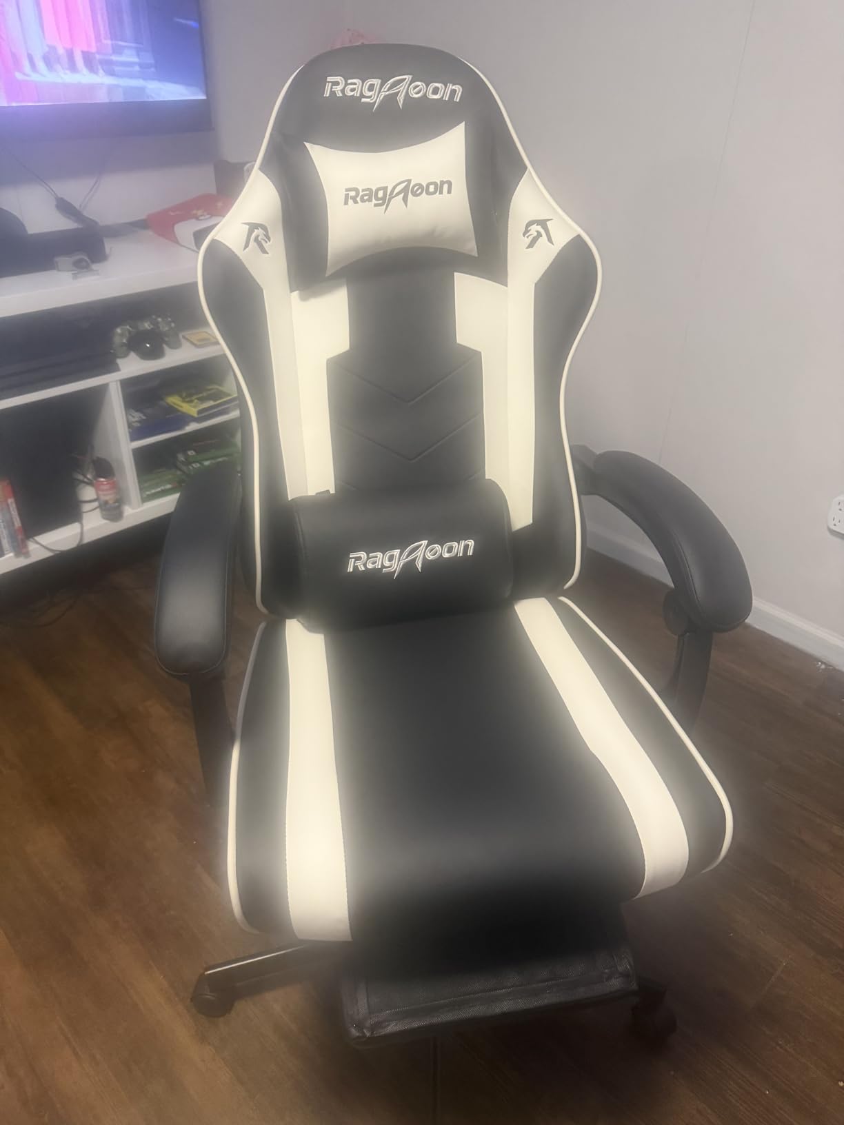 Gaming Chair for Adults Gamer Game Ergonomic PC Chair, 7-Point Support | Pocket Springs & Foam,51cm Wide Seat,Sync Armrests, 90°-135° Backrest, PU Leather, Black and White, 400lbs Load customer photo 1