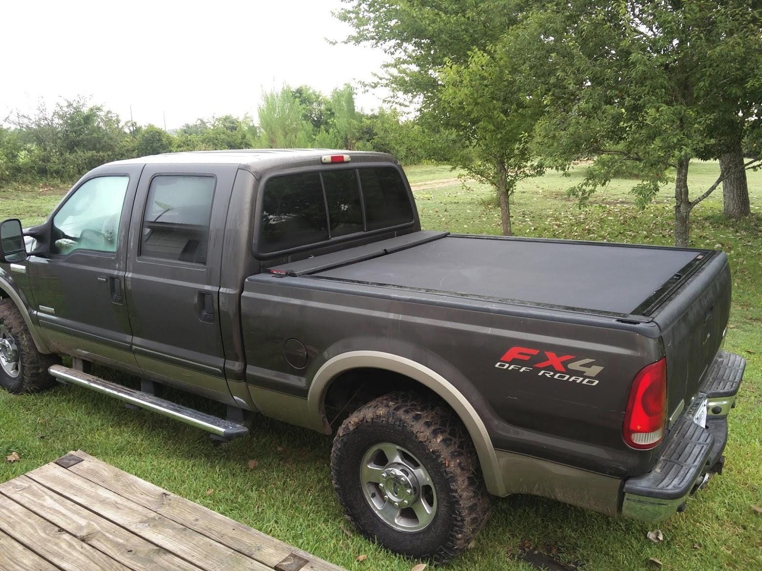 RealTruck Roll-N-Lock M-Series Retractable Truck Bed Tonneau Cover | LG206M | Fits 2007 - 2007 Chevy/GMC Silverado/Sierra w/OE Rail Caps 6' 6