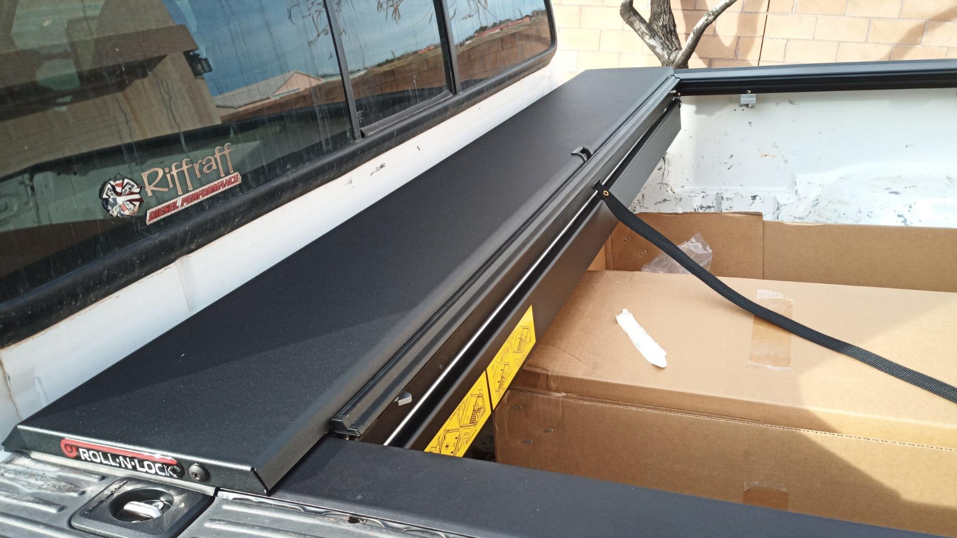 RealTruck Roll-N-Lock M-Series Retractable Truck Bed Tonneau Cover | LG206M | Fits 2007 - 2007 Chevy/GMC Silverado/Sierra w/OE Rail Caps 6' 6