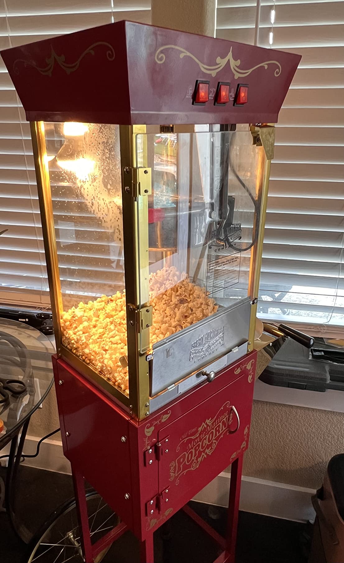 Great Northern Popcorn Matinee 8oz Popcorn Machine Cart with Kernels, Red customer photo 2