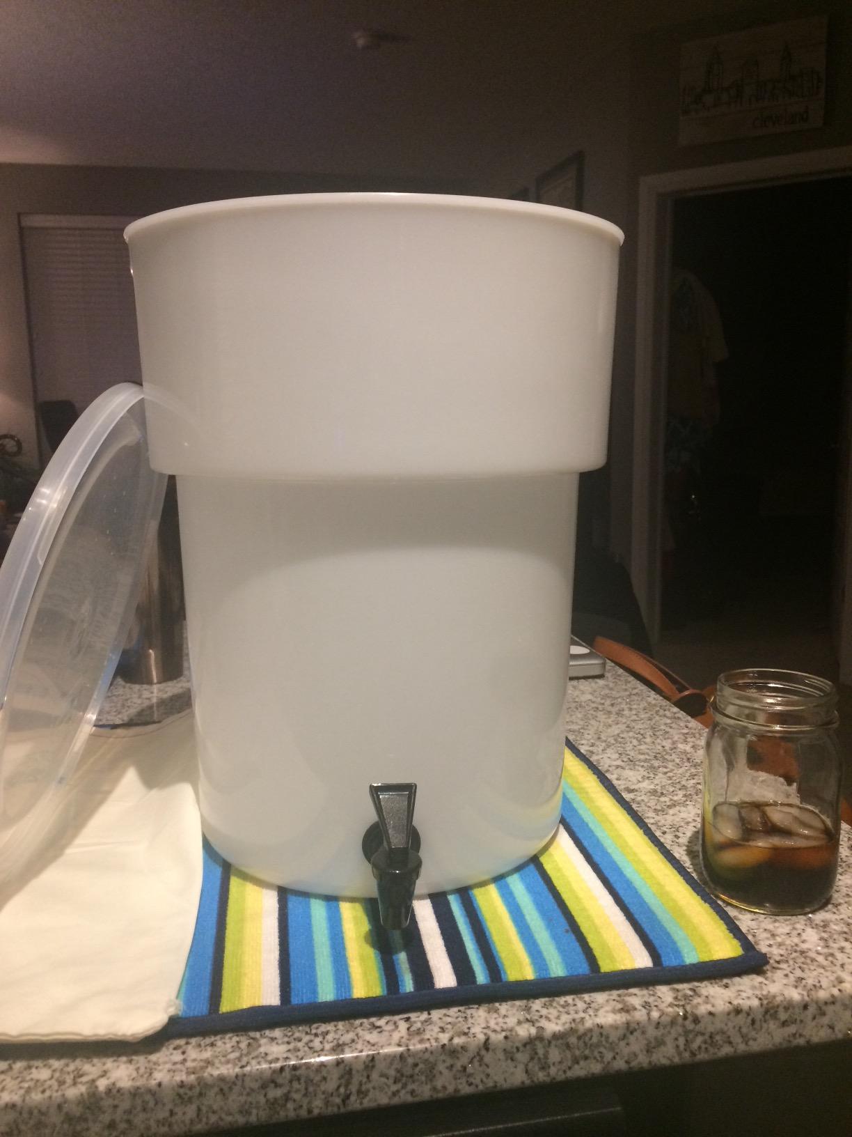 Carlisle FoodService Products Round Beverage Dispenser Drink Dispenser with Spigot for Catering, Plastic, 5 Gallons, White customer photo 1