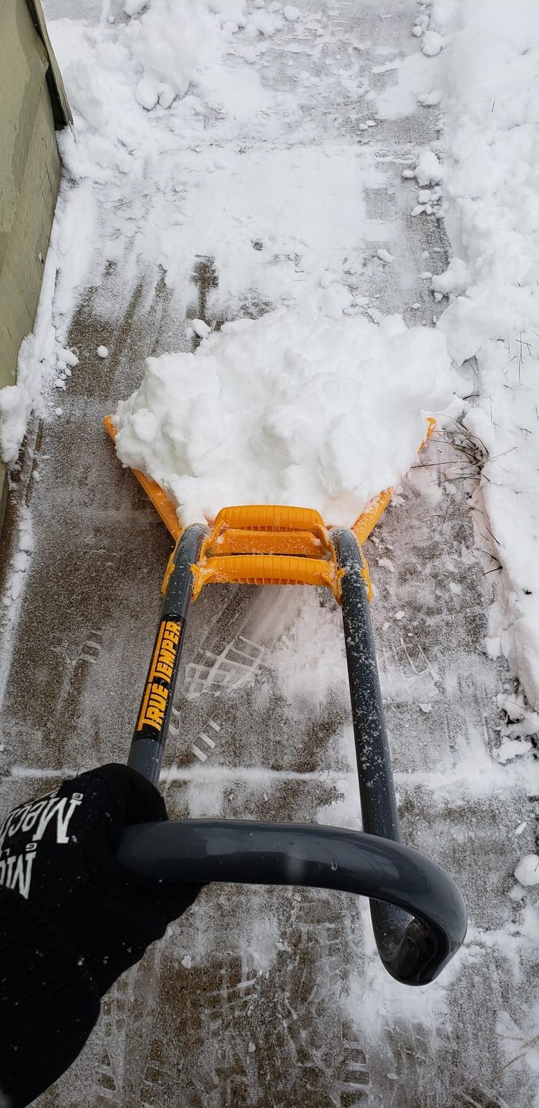 TRUE TEMPER 1625300 SnoBoss Poly Snow Shovel/Pusher/Scraper with Ergonomic Aluminum Handle, 56-Inch customer photo 2