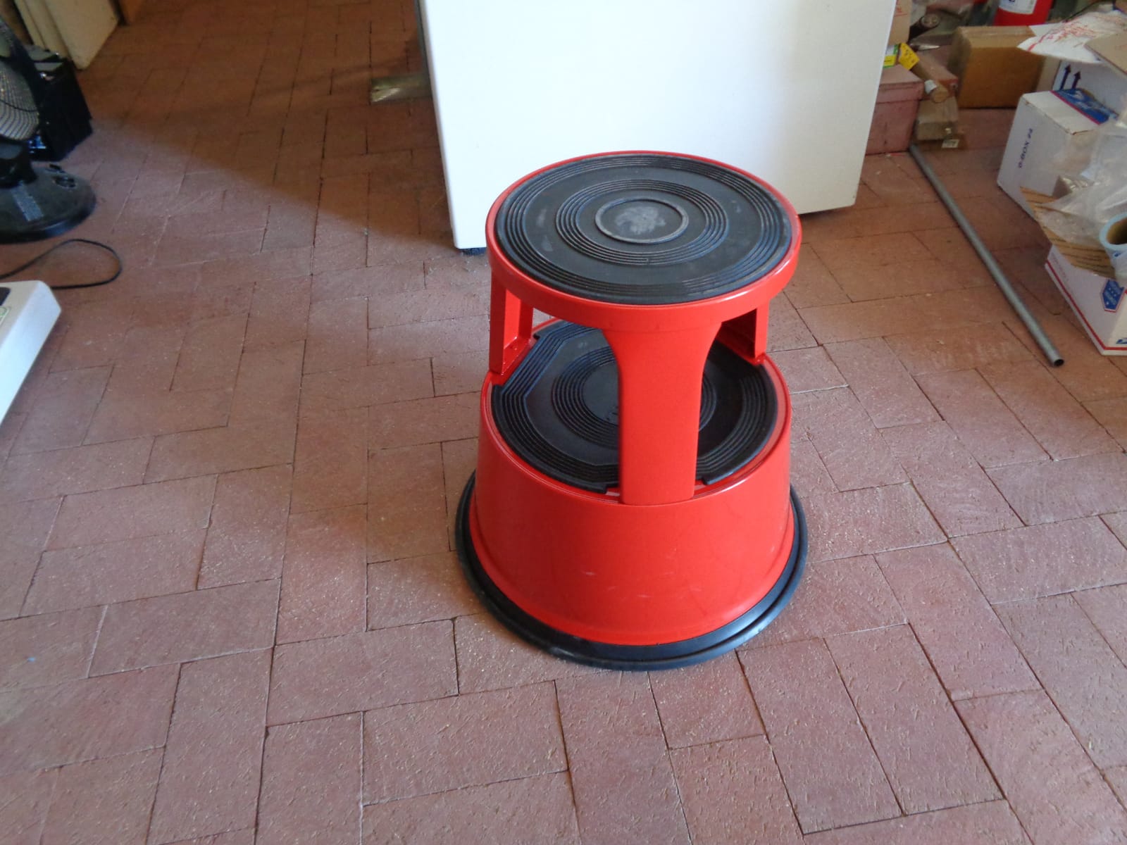 Vestil STEP-17-R Steel Rolling Step Stool 17 In. Top Step Height 500 Lb. Capacity Red customer photo 2
