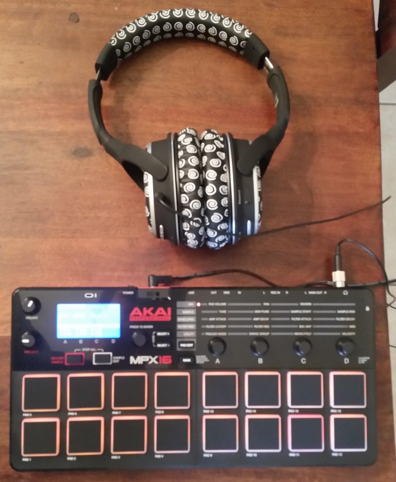 Akai Professional MPX8 USB MIDI Sample Pad Controller customer photo 1