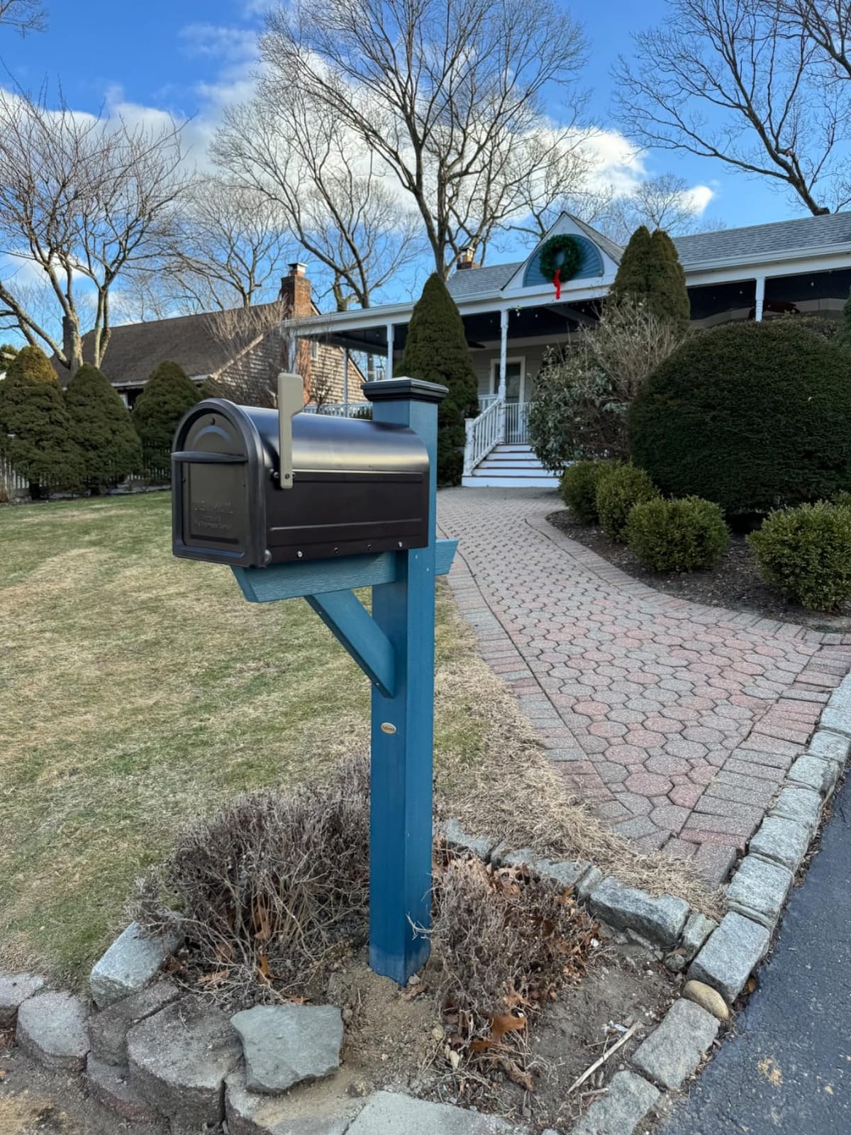 Highwood AD-MLBX1-BKE Hazelton Mailbox Post, Black customer photo 2