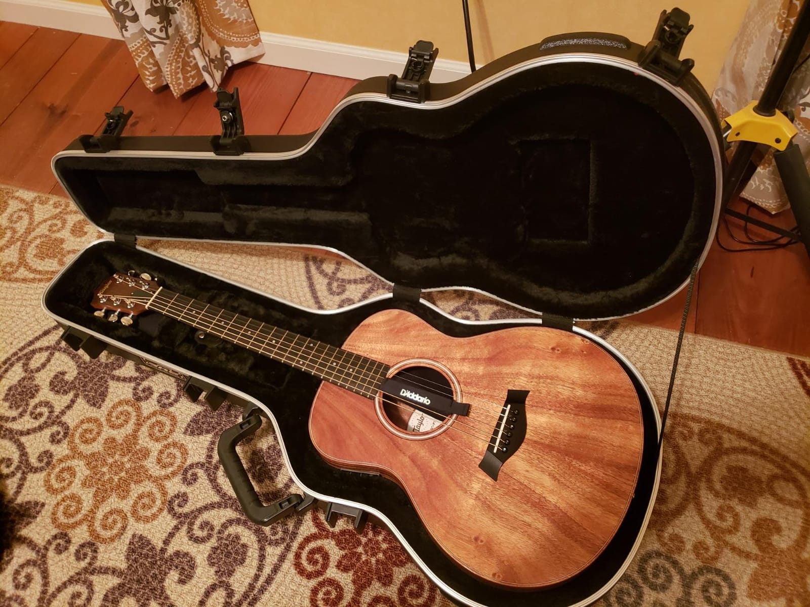 SKB Taylor GS Mini Acoustic Guitar Hard Case, Black - TSA Locks, Indestructible Handle, Plush Interior for Ultimate Protection - Heavy Duty, Durable Construction customer photo 1