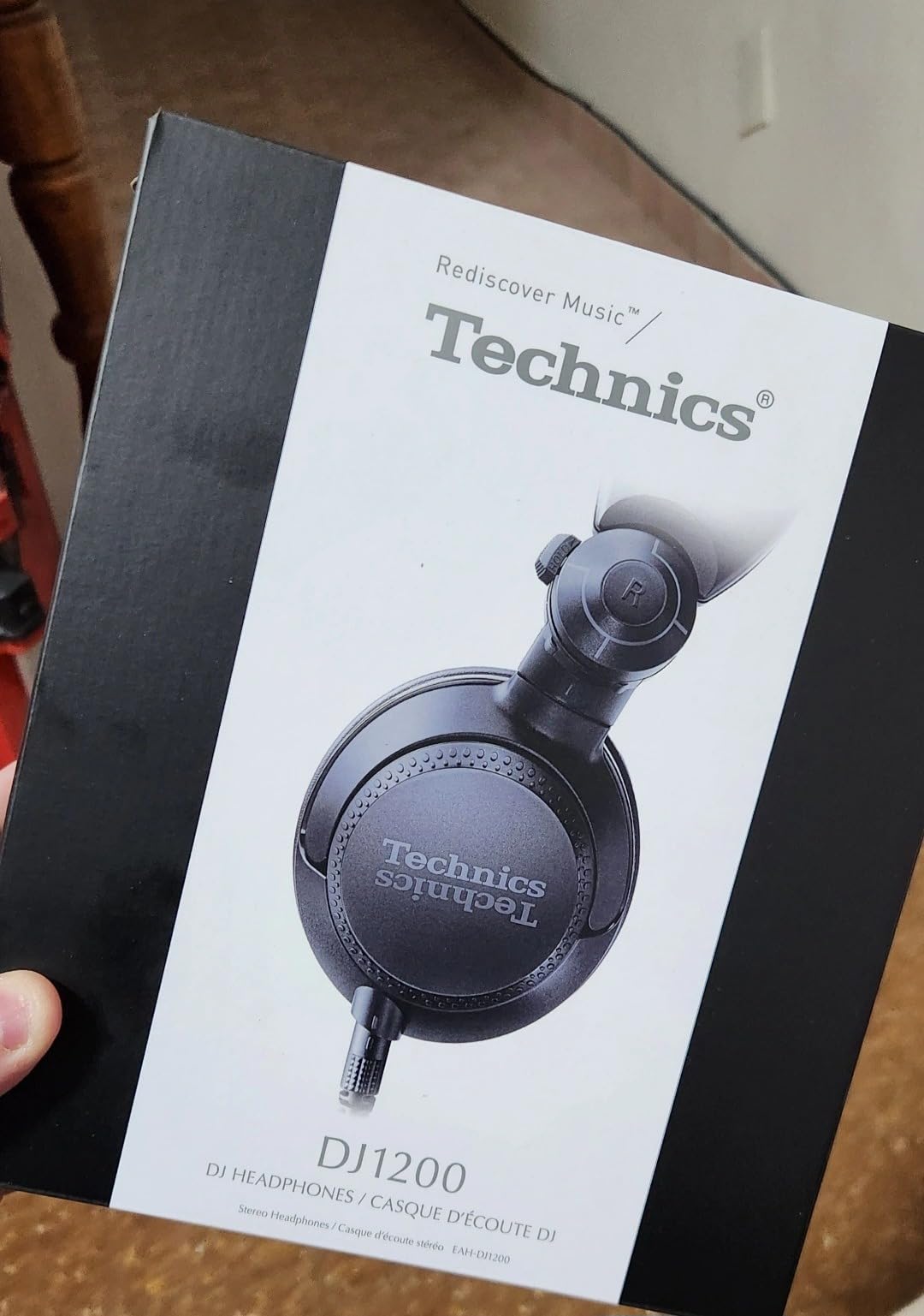 Technics Professional DJ Headphones with 40mm CCAW Voice Coil Drivers, 270° Swivel Housing and Locking Detachable Cord; Lightweight, Foldable High Input - EAH-DJ1200 (Black) customer photo 2