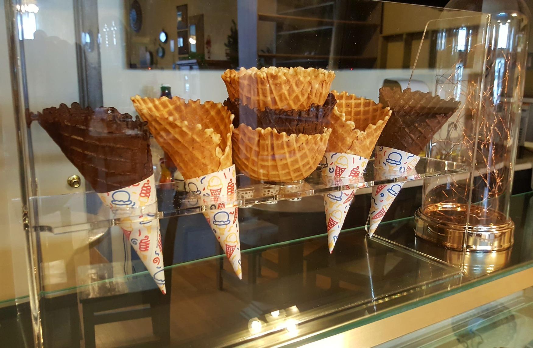 Marketing Holders Ice Cream Cone Holder 5 Slot Clear Acrylic Countertop Dessert Display with Sneeze Guard for Restaurants Catered Events and Buffets customer photo 1