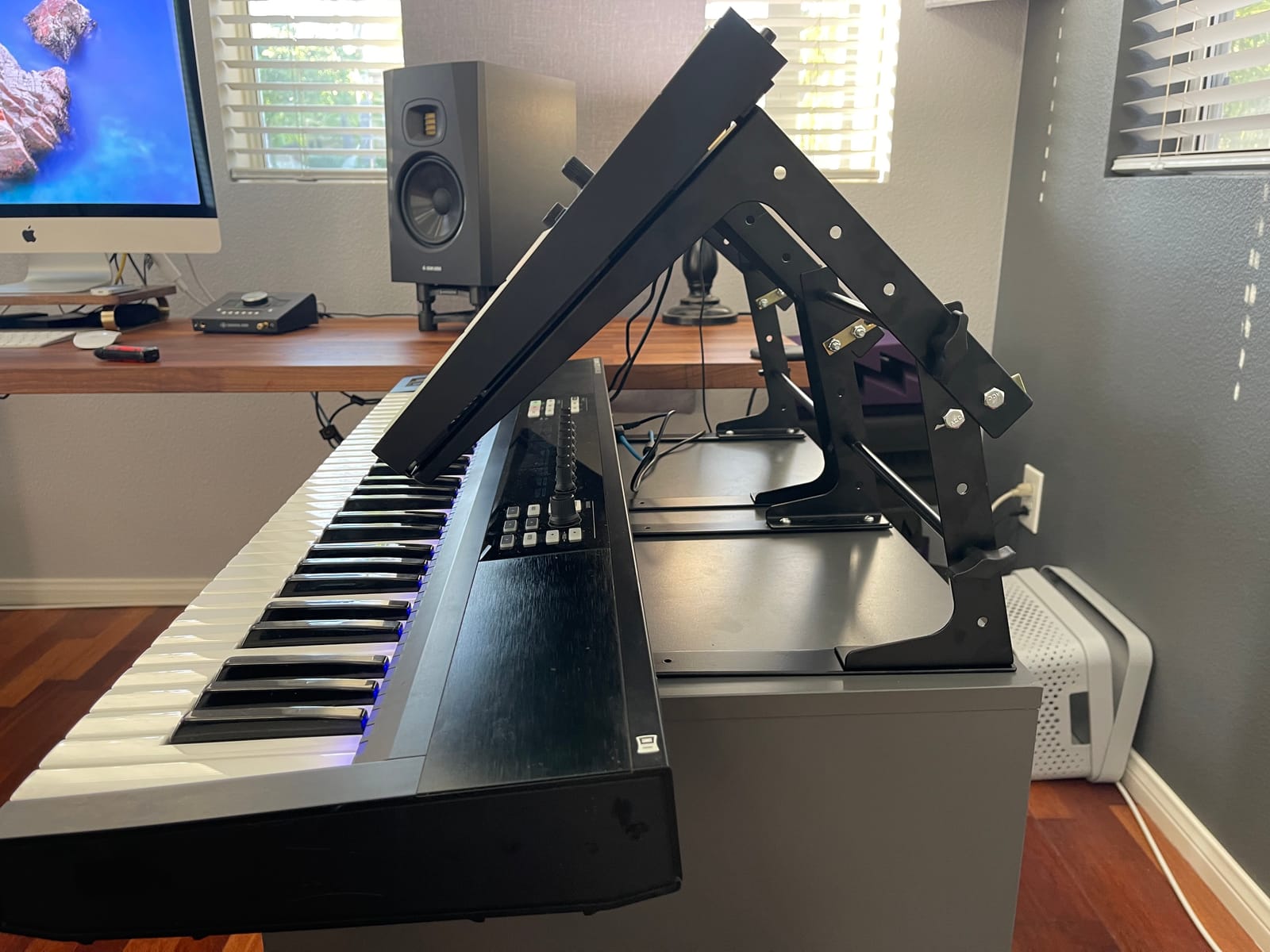 RockJam RJLP1 Adjustable DJ Laptop Stand, Anti Slip Desktop Riser customer photo 2