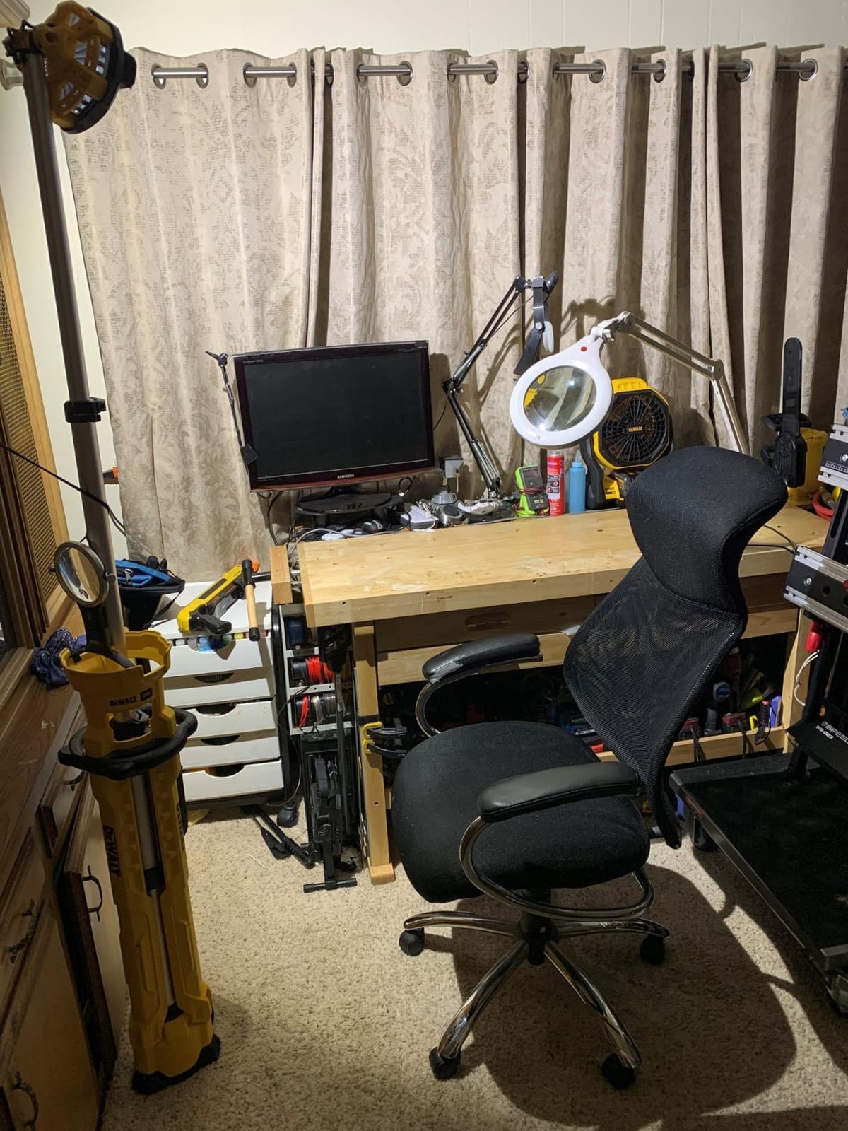 DEWALT 20V MAX LED Work Light with Stand, Tripod Light, 3000 Lumens of Brightness with 3 Modes, Tool Only (DCL079B) customer photo 2