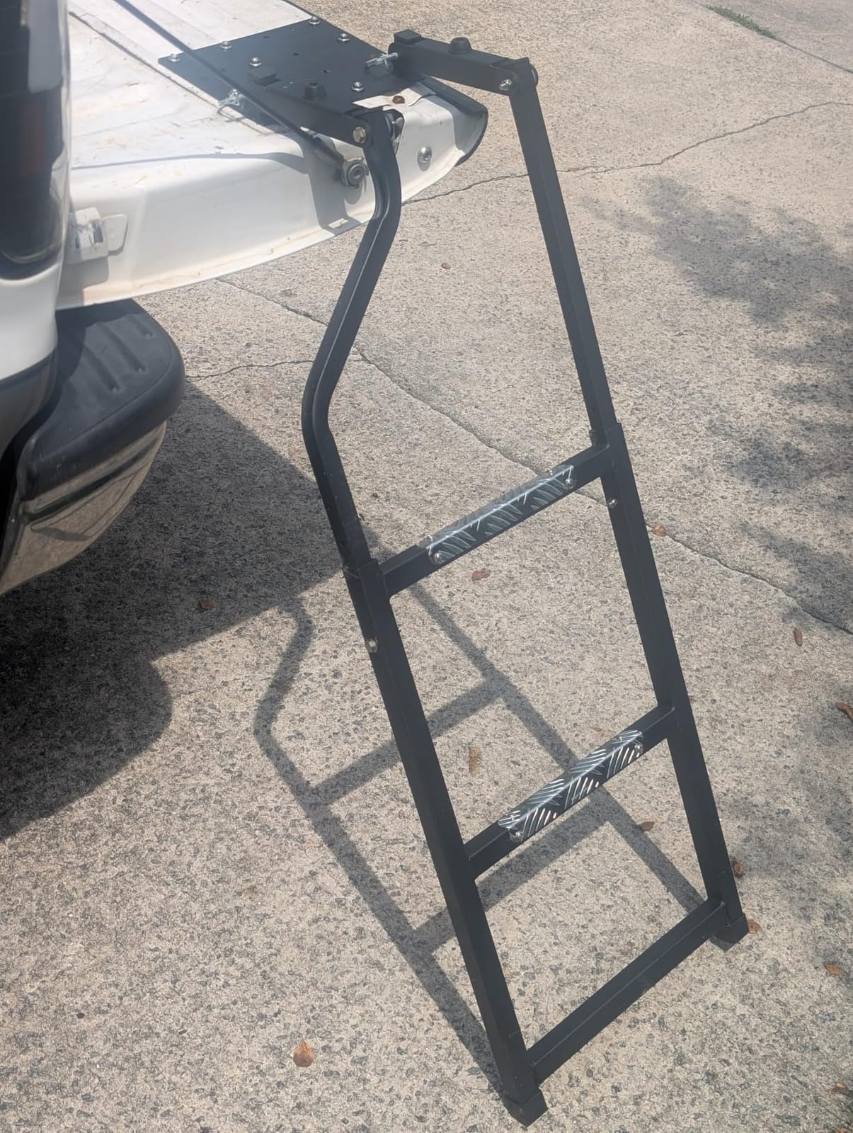 Beech Lane Pickup Truck Tailgate Ladder - Universal Fit, Stainless Steel Self Drilling Hex Screws for Easy Install, Durable Aluminum Step Grip Plates, and Sturdy Rubber Ladder Feet customer photo 1