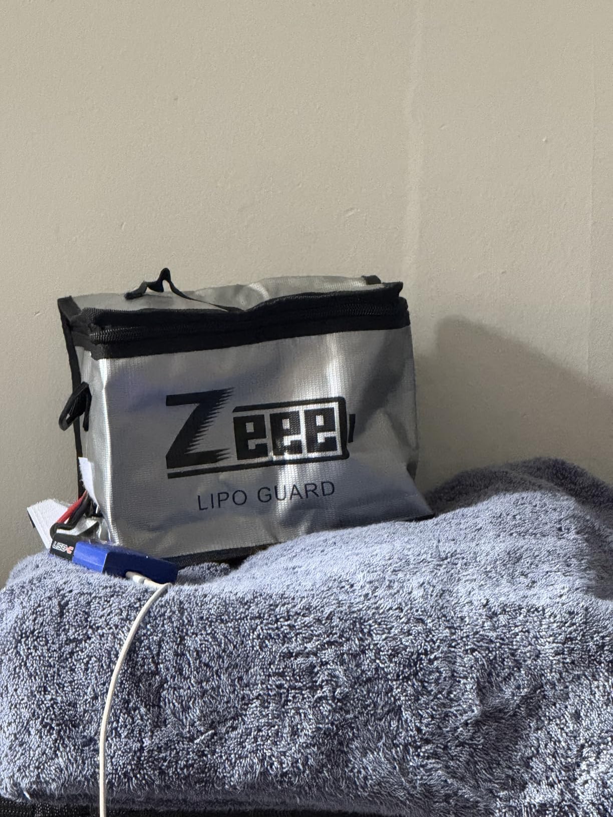 Zeee Fireproof Explosionproof Lipo Bag Battery Storage(8.46 x 6.5 x 5.71in) | Large Capacity Guard Pouch for Lipo Charge & Storage customer photo 2