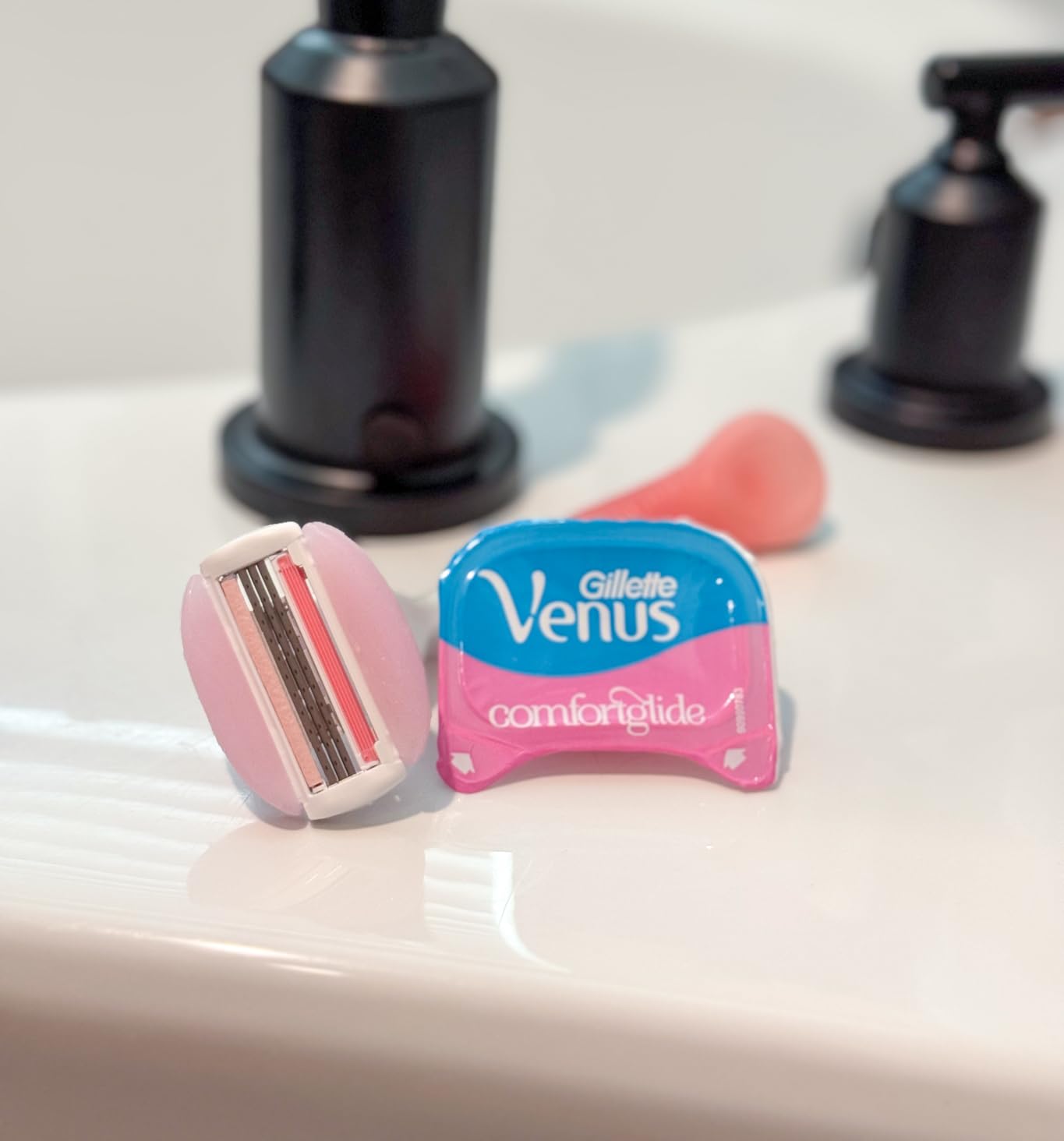 Gillette Venus ComfortGlide White Tea Women's Razor 1 Handle + 4 Blade Refills customer photo 1