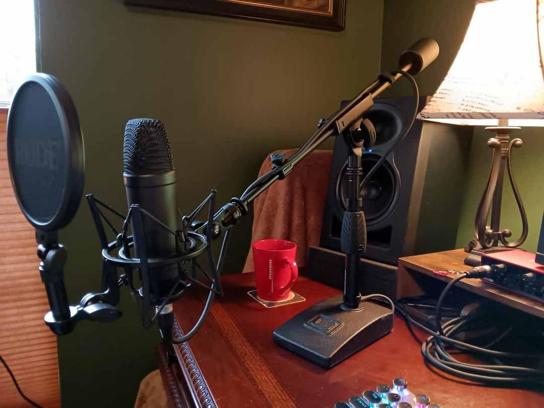 Gator Frameworks Short Weighted Base Microphone Stand with Telescopic Boom Arm and 2.5 Lbs Counter Weight, Ideal for Desktop, Recording, and Streaming (GFW-MIC-0822) customer photo 1