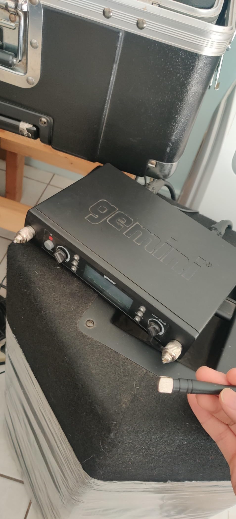 Gemini UHF Dual Wireless Handheld Microphone System (UHF-6200M) customer photo 1