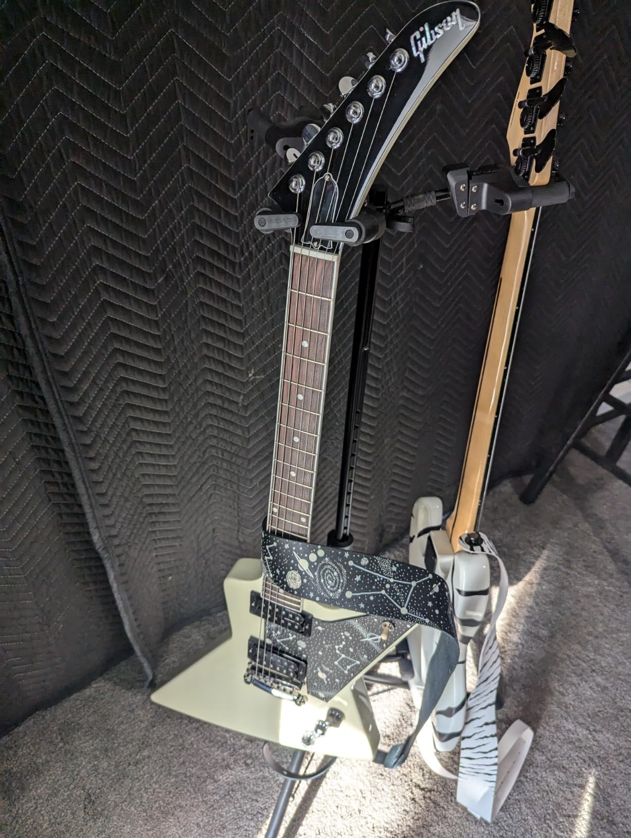 Hercules Stands GS432B Plus Tri Guitar Stand with Auto Grip System and Foldable customer photo 1