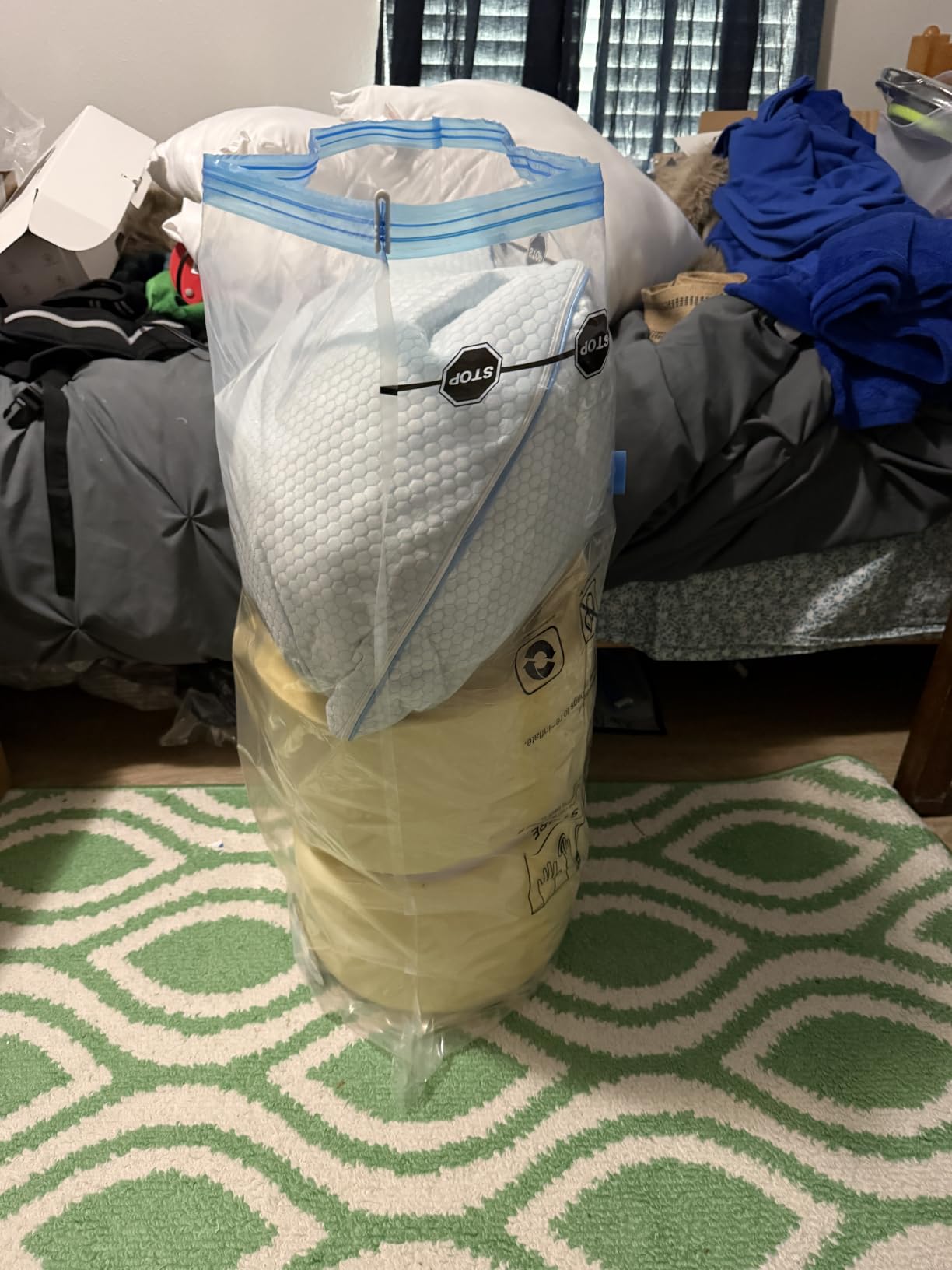 Amazon Basics Vacuum Storage Bags, Compression Space Saving for Clothes and Linens, Reusable with Hand Pump, Large, Clear, 5-Pack customer photo 2
