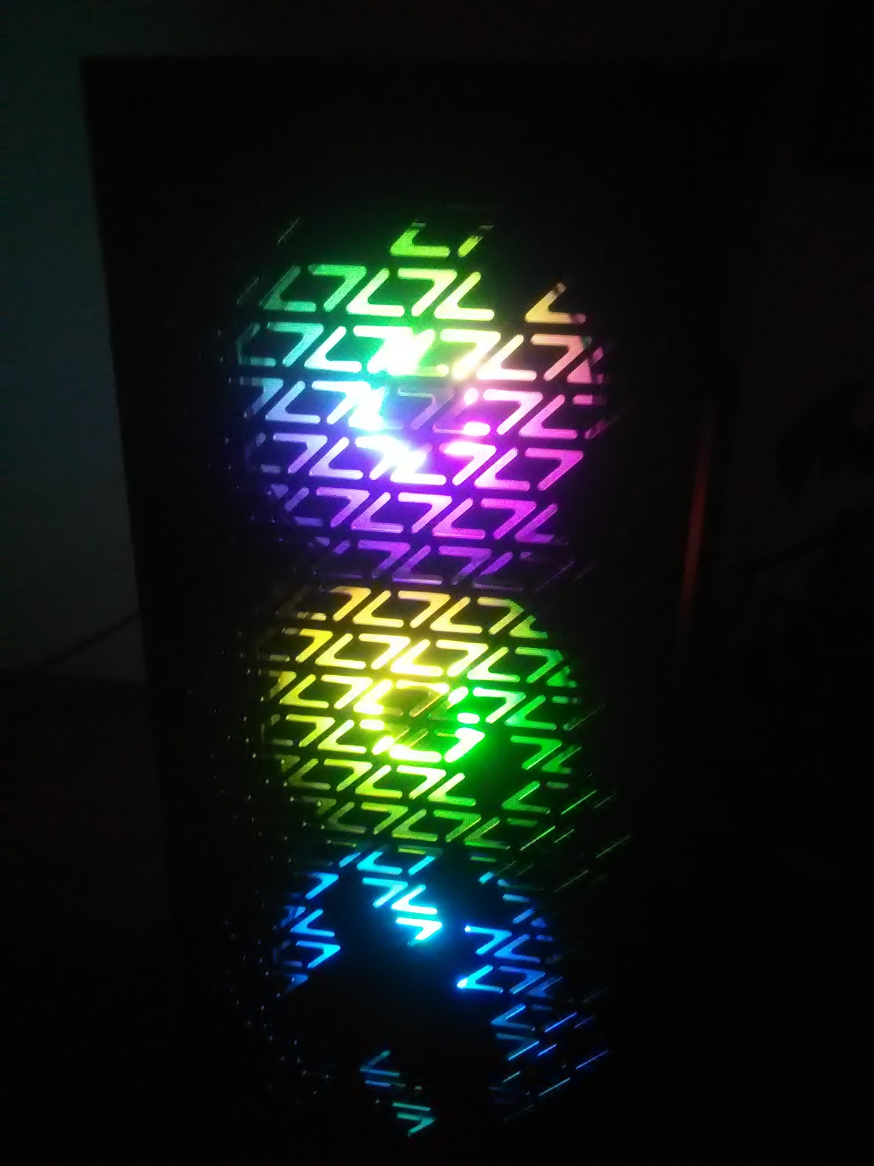 Corsair iCUE 220T RGB Airflow Tempered Glass Mid-Tower Smart ATX Case - High Airflow - Three Included SP120 RGB PRO Fans - Black customer photo 2