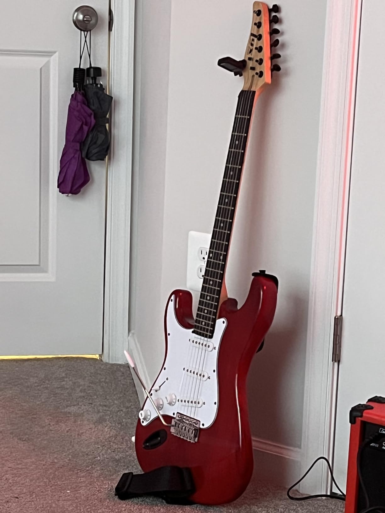 LyxPro Left Hand 39 Inch Electric Guitar and Starter Kit for Lefty Full Size Beginner’s Guitar, Amp, Six Strings, Two Picks, Shoulder Strap, Digital Clip On Tuner, Guitar Cable and Soft Case - Red customer photo 2