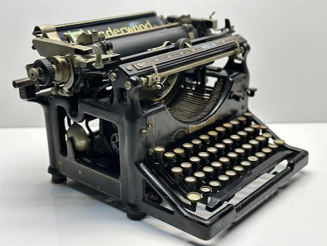 RK ROYAL KLUDGE S108 Typewriter Keyboard, Retro Mechanical Gaming Keyboard Wired 108 Keys with RGB Backlit Sidelight, Detachable Wrist Rest, Round Keycaps Blue Switches - Black customer photo 1