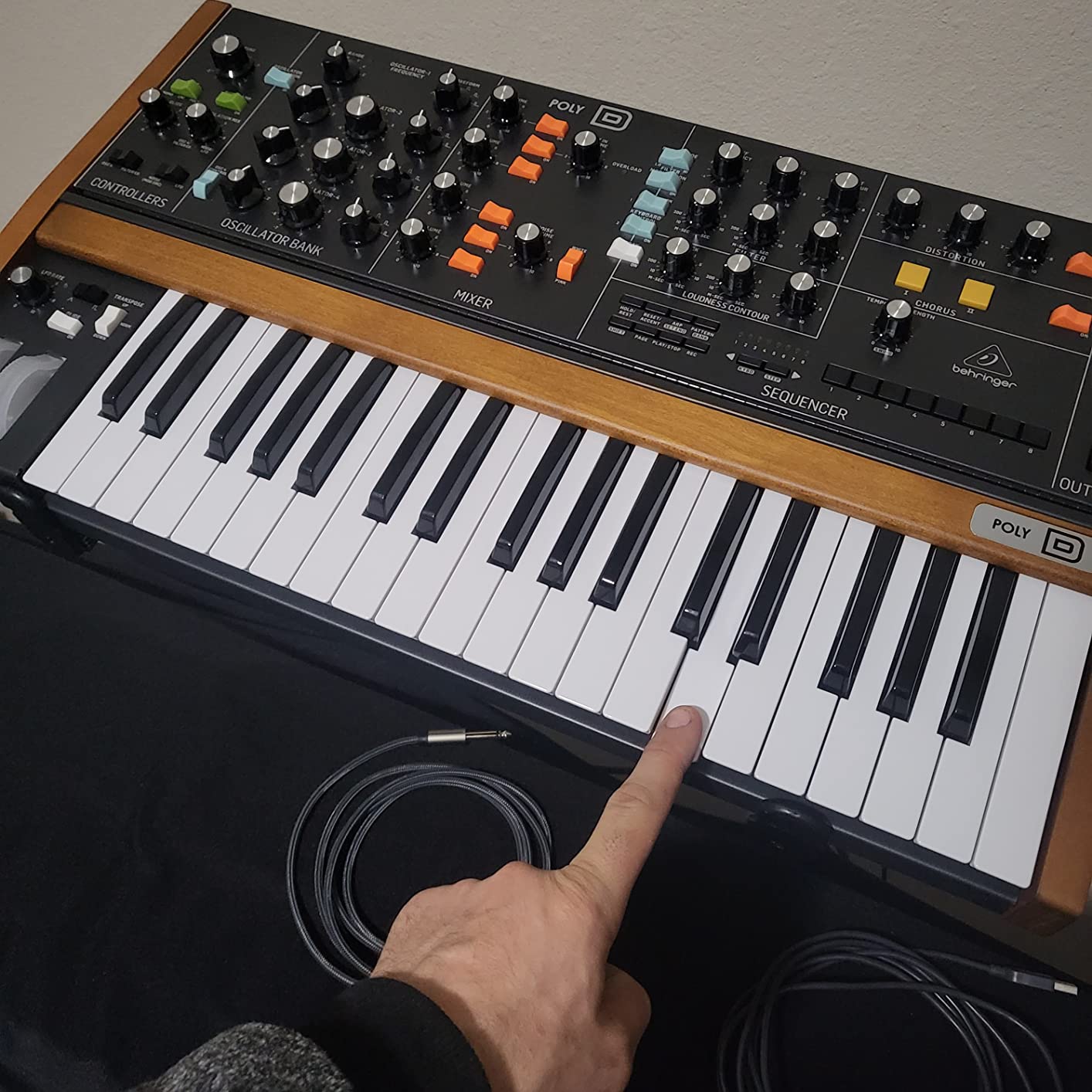 Behringer POLY D Analog 4-Voice Polyphonic Synthesizer with 37 Full-Size Keys, 4 VCOs, Classic Ladder Filter, LFO, BBD Stereo Chorus, Distortion, 32-Step Sequencer and Arpeggiator customer photo 1