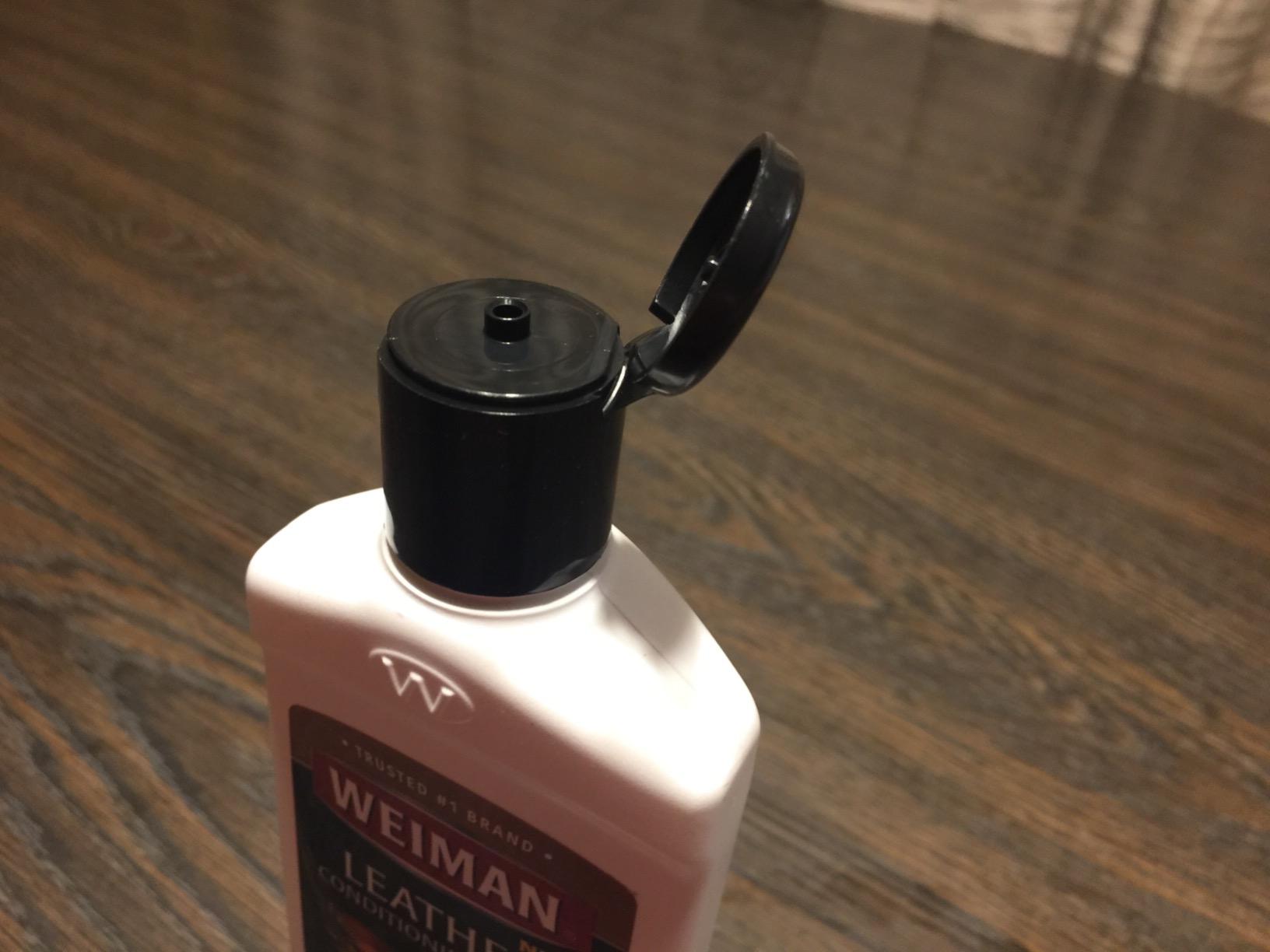 Weiman 3 in 1 Deep Leather Cleaner & Conditioner Cream - Restores Leather Surfaces - Use on Leather Furniture, Car Seats, Shoes, Bags, Jackets, Saddles customer photo 1