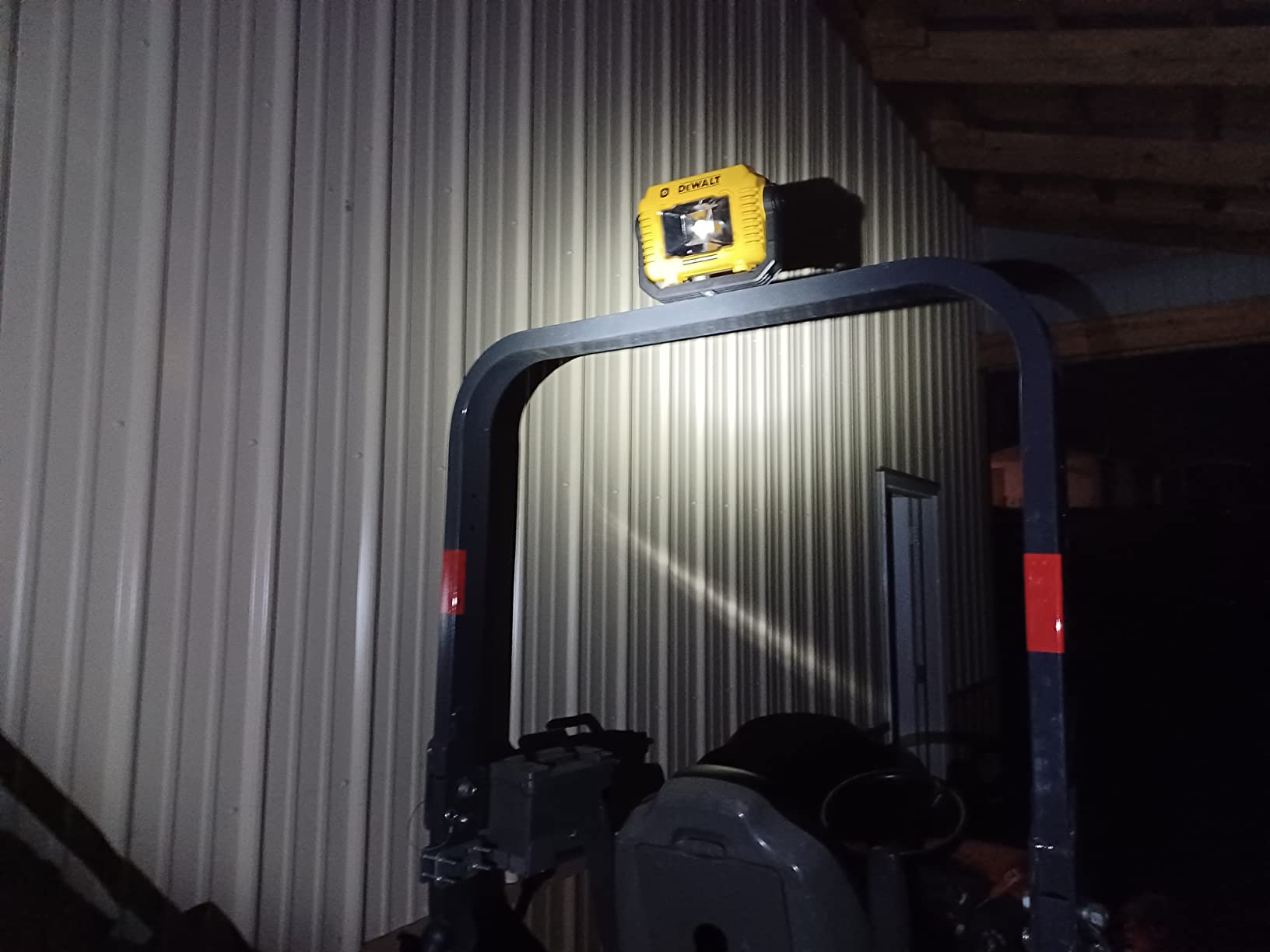 DEWALT 12V/20V MAX LED Work Light, Compact with 360 Degree Rotating Handle, 2000 Lumens of Brightness, Cordless, Bare Tool Only (DCL077B) customer photo 1