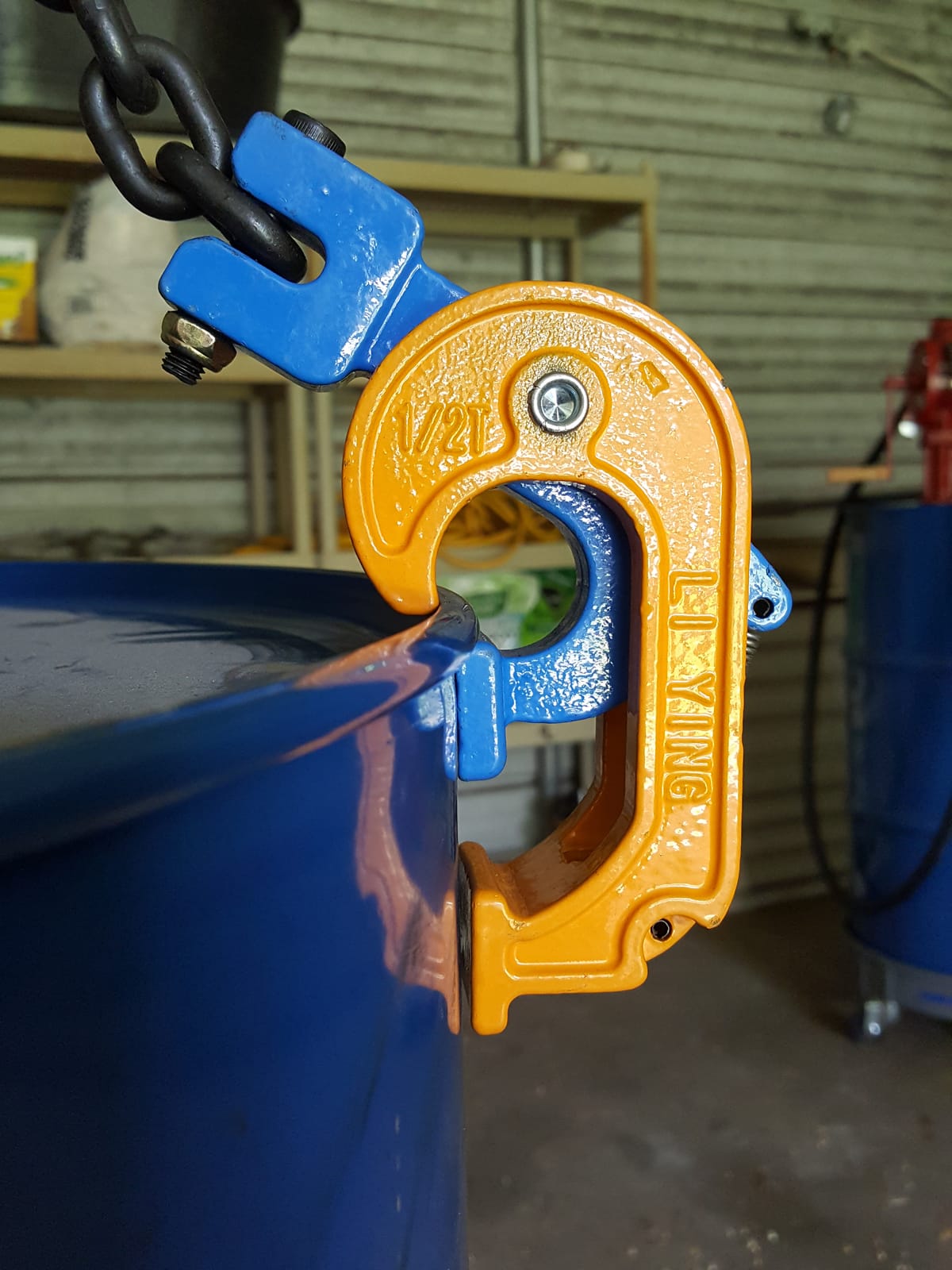 55 Gallon Drum Lift, 2000 lb Chain Drum Lifter for Plastic and Metal Drums customer photo 2