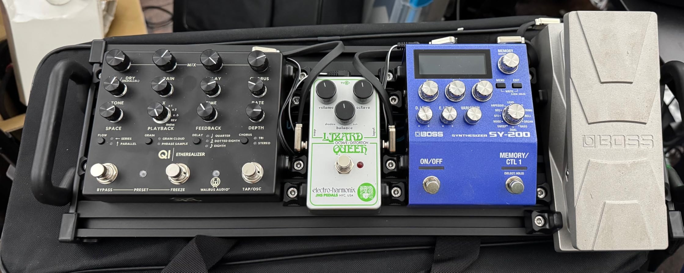 GUITTO Guitar Pedalboard, Secure Clip-On Design Aluminum Alloy Pedal Board with Carry Bag, No Adhesive Needed for Effects Pedals, for Gigs and Rehearsals, GPB-03 Large customer photo 1