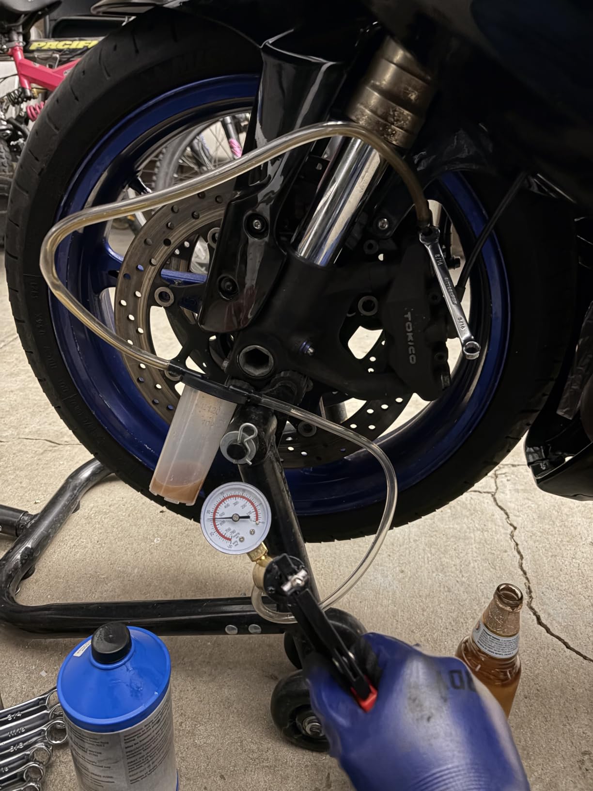OMT One-Man Brake Bleeding Kit with Hand Vacuum Pump and Dial Gauge, Blue customer photo 1