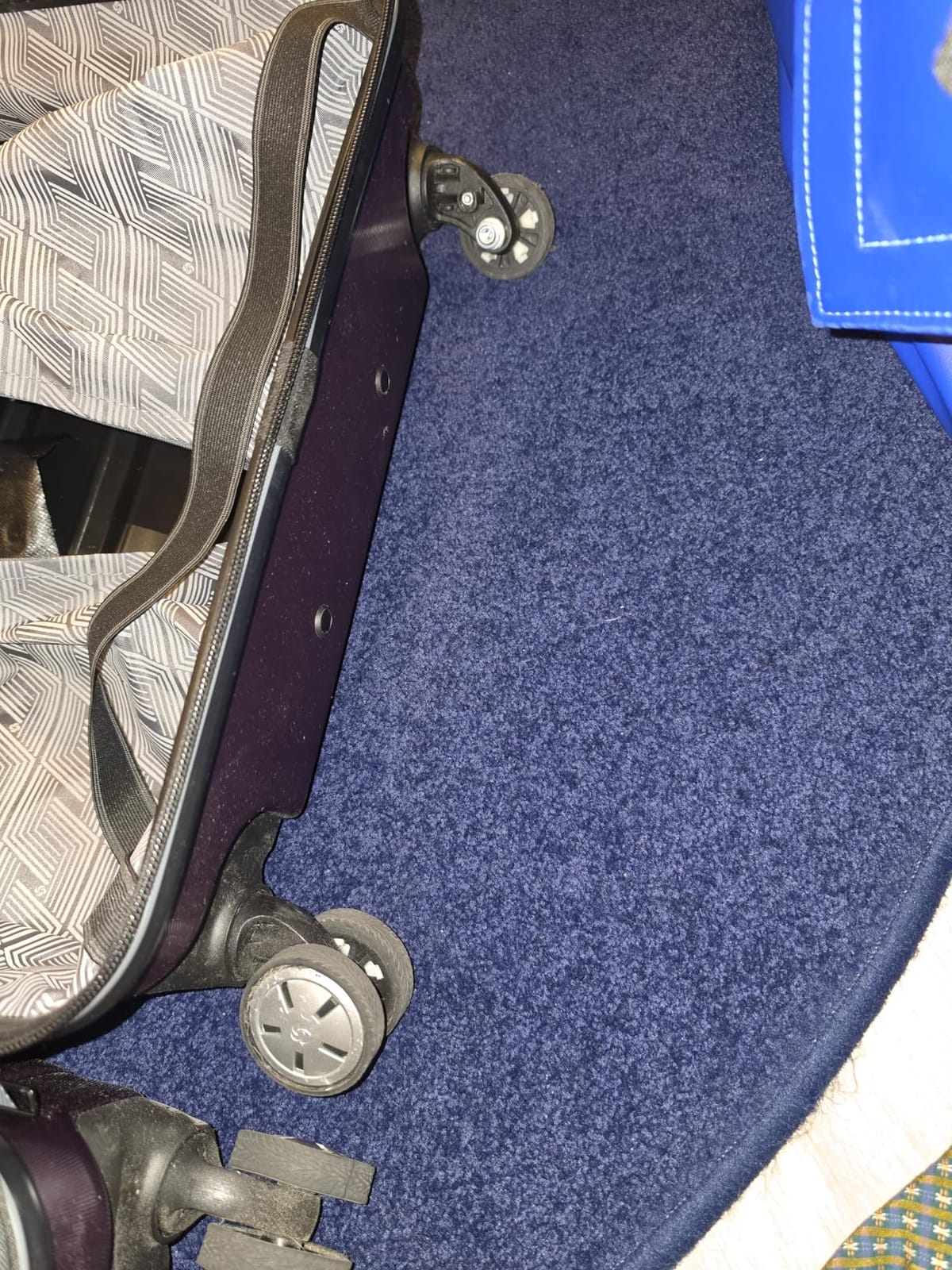 Samsonite Omni 2 Hardside Expandable Luggage with Spinner Wheels, Checked-Medium 24-Inch, Purple customer photo 2