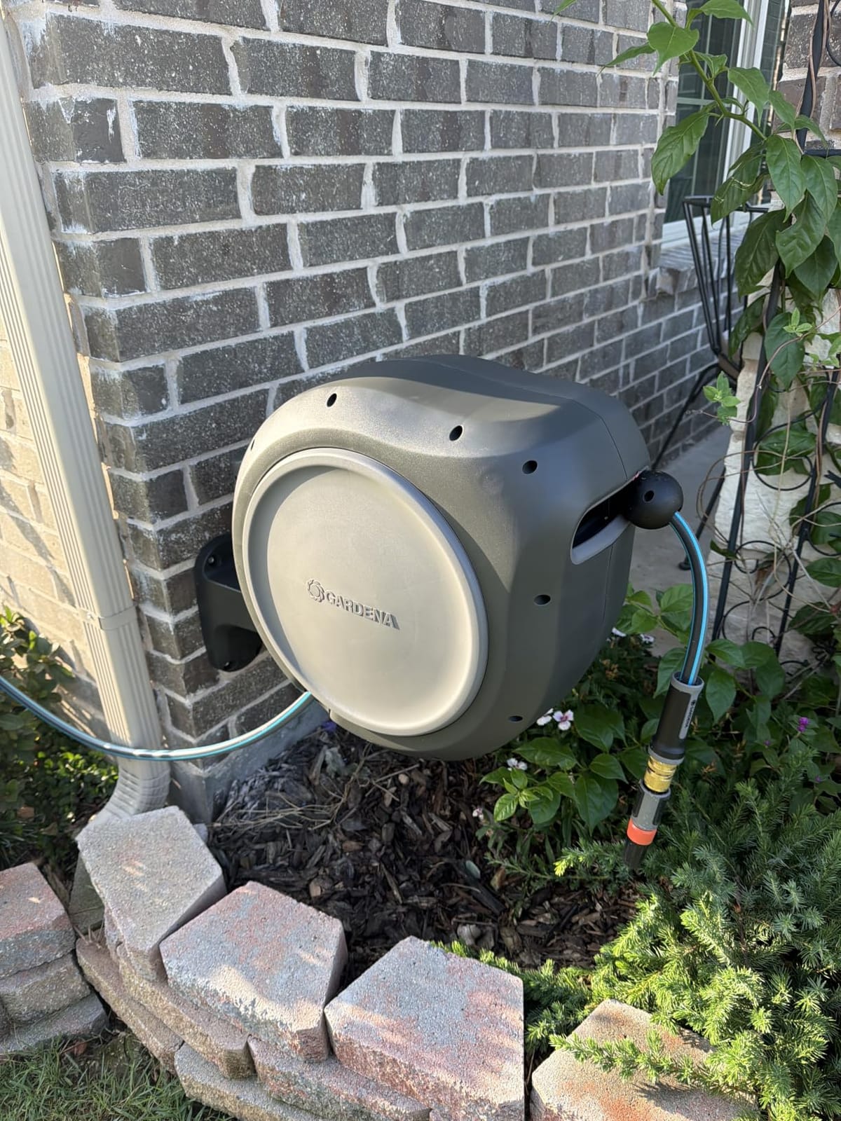 GARDENA Retractable Garden Hose Reel - 115 Feet - Auto Retract Hose Reel with 180° Swivel Wall Mount - Heavy Duty - Integrated Spray Nozzle - 18630 customer photo 1