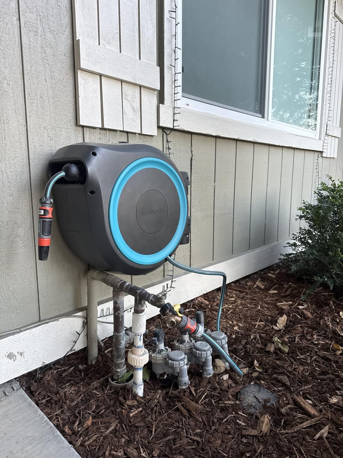 GARDENA Retractable Garden Hose Reel - 115 Feet - Auto Retract Hose Reel with 180° Swivel Wall Mount - Heavy Duty - Integrated Spray Nozzle - 18630 customer photo 2