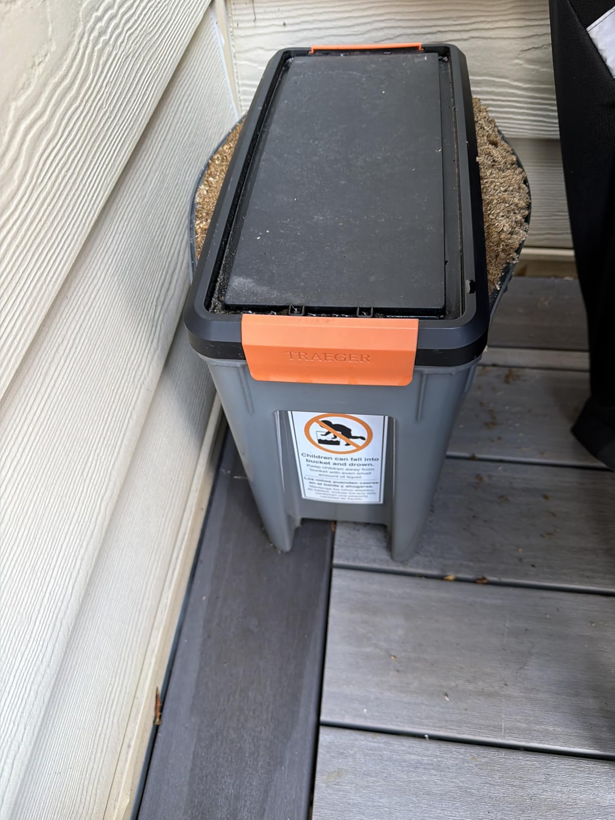 Traeger Grills BAC637 Stay Dry Pellet Storage Bin, 22lb, Locking Lid customer photo 1