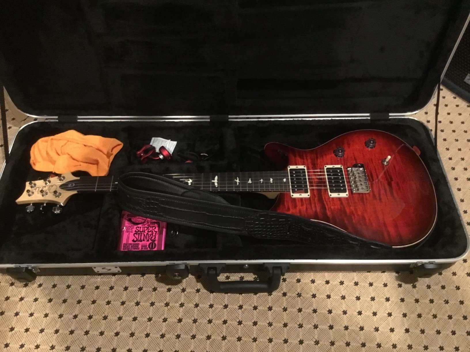 Sound Town Lightweight ABS Road Case for Electric Guitar with TSA Approved Locking Latch and EPS Foam Plush Interior (STEC-500) customer photo 2