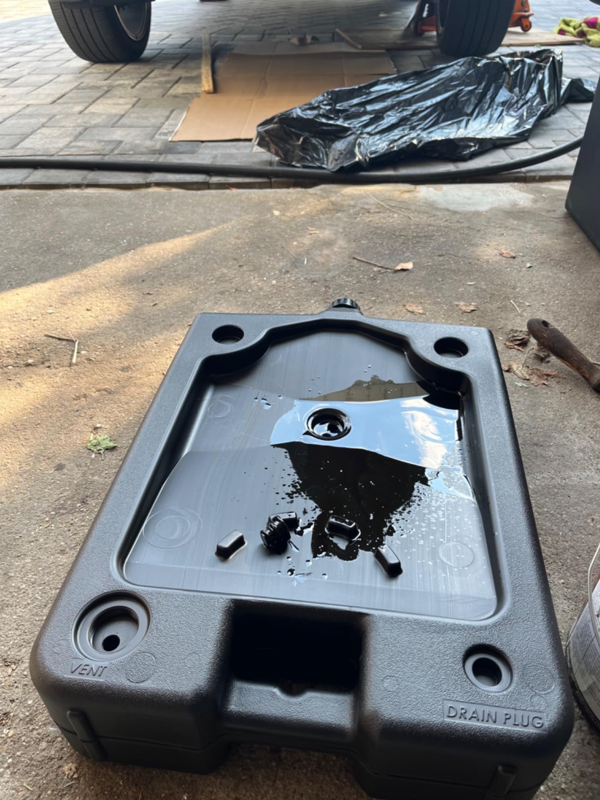 CHAPIN 78005 12-Quart Low-Profile Oil Drain Pan, Splash-Free Design customer photo 1