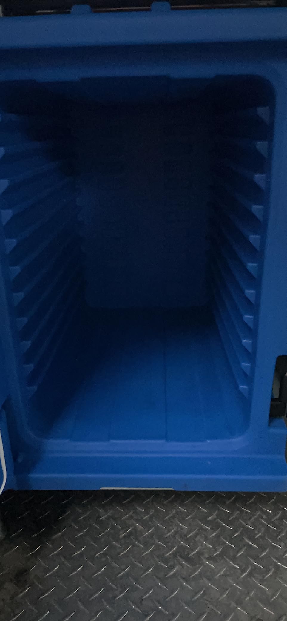 VEVOR Insulated Food Pan Carrier, 95 Qt Hot Box for Catering, LLDPE Food Box Carrier w/Double Buckles, Front Loading Food Warmer w/Handles, Stackable End Loader for Restaurant, Canteen, etc. Black customer photo 1