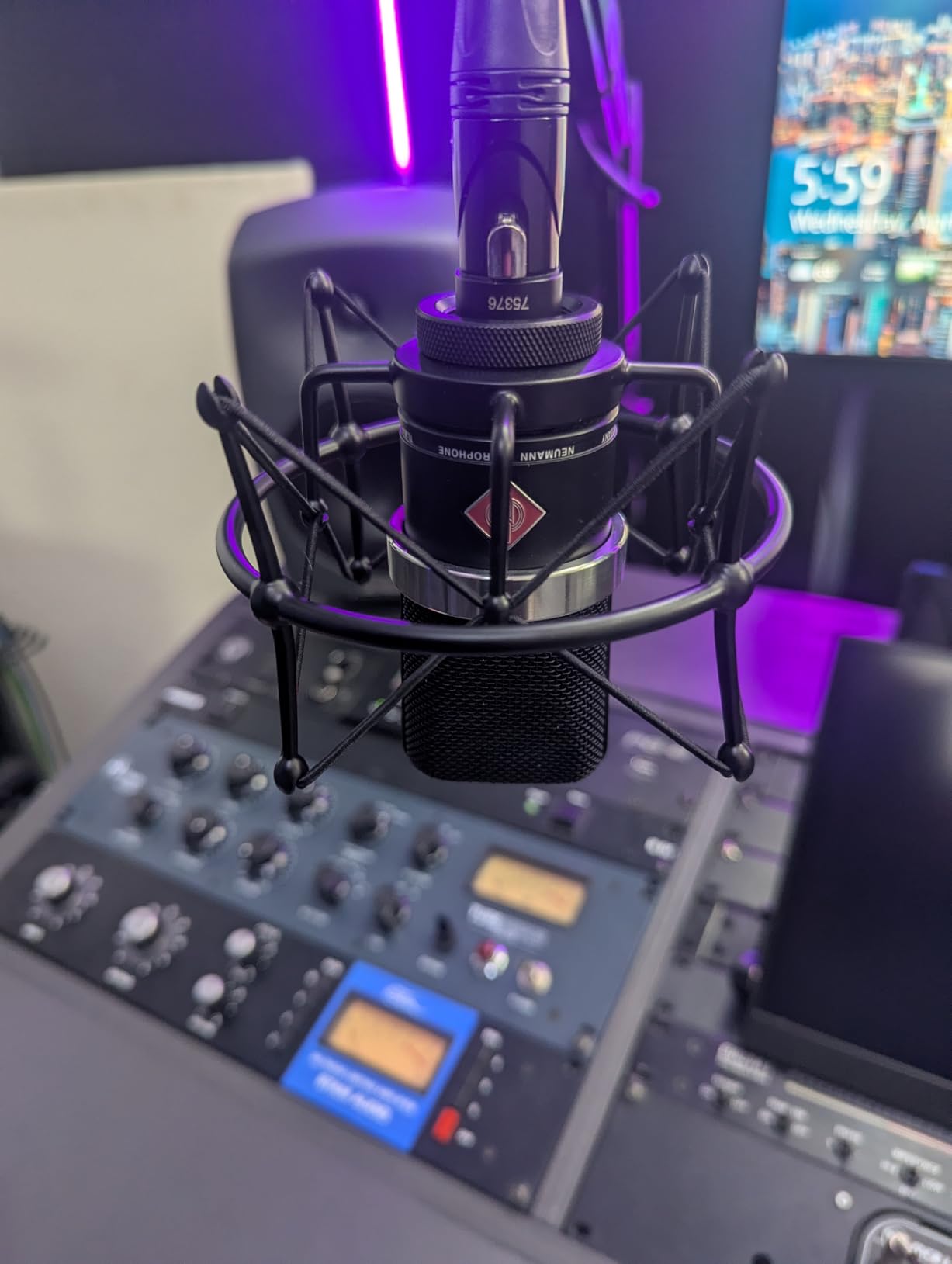TLM 103 Shock Mount - Microphone Mount Compatible for Neumann TLM 103 M147 Condenser Mic by SUUNTOK,Silver customer photo 1